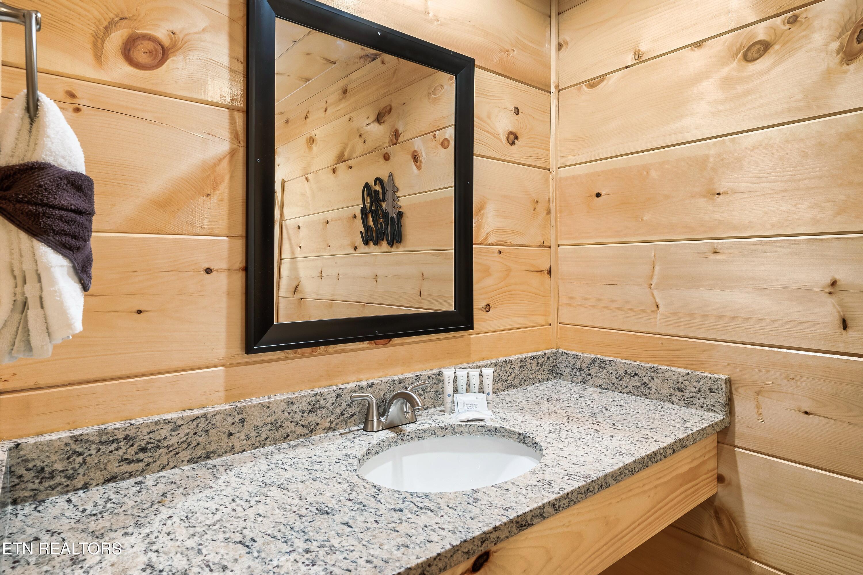 809 String Run Way Pigeon Forge TN 37863