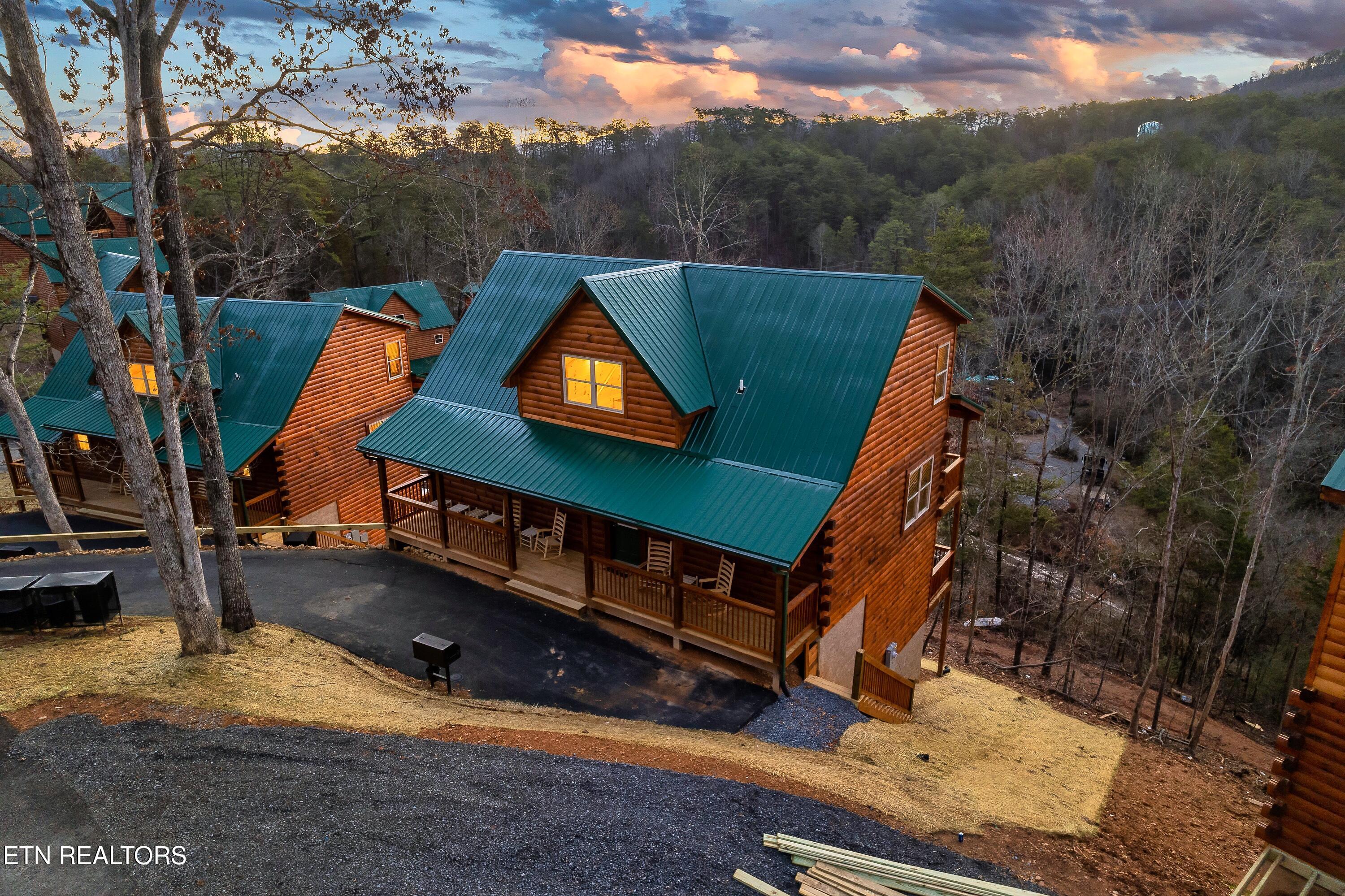 809 String Run Way Pigeon Forge TN 37863