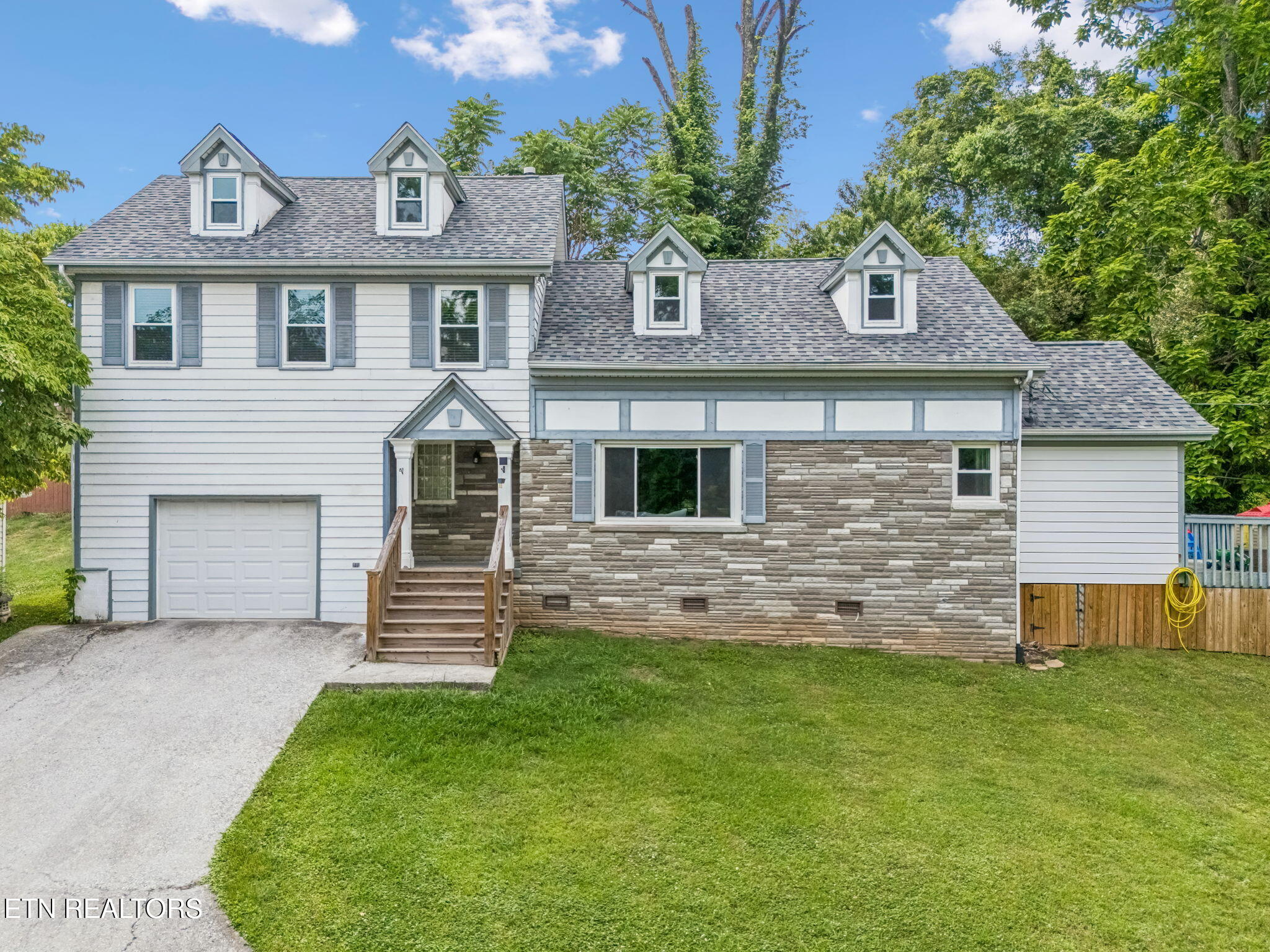 212 Oak Street Clinton TN 37716