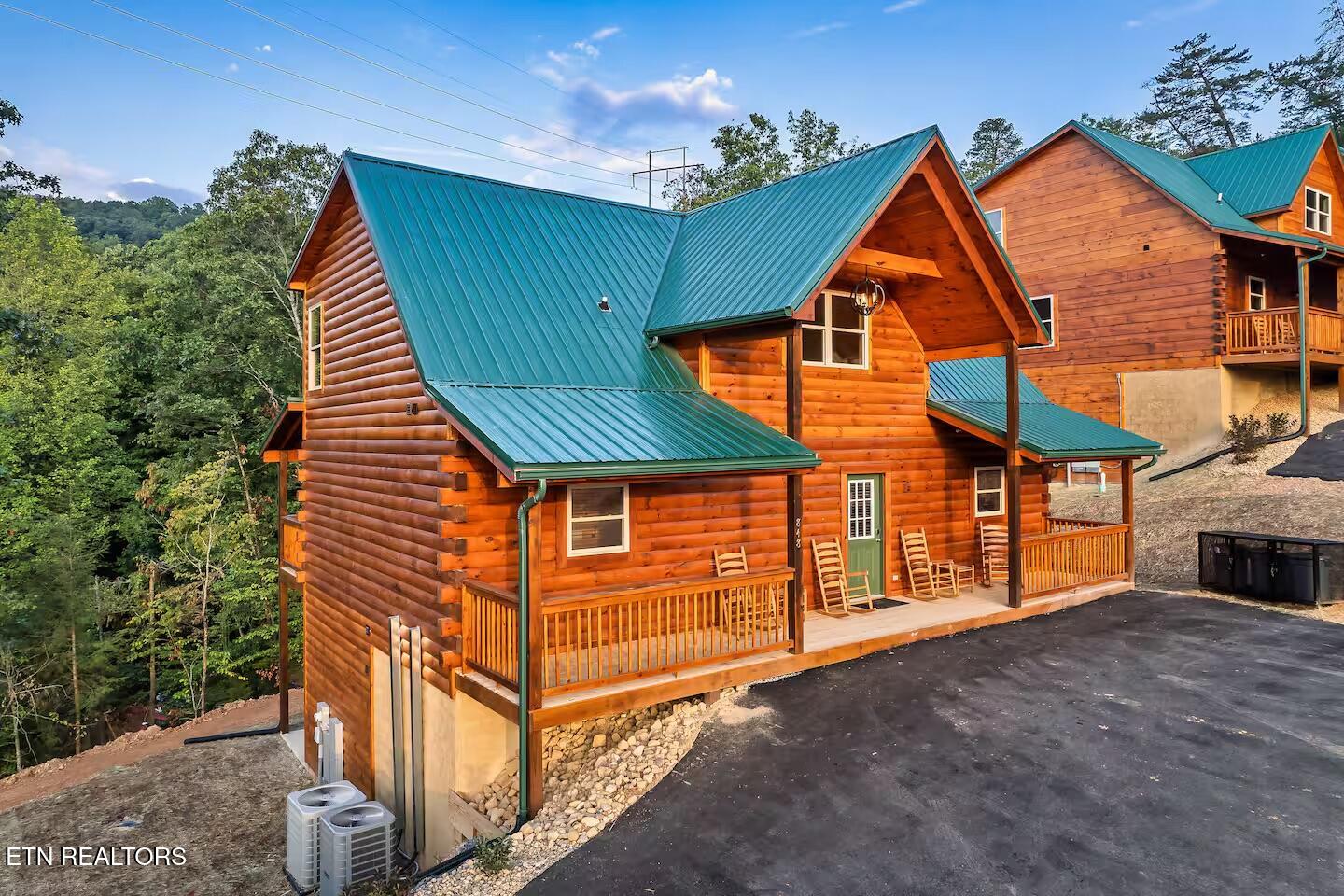848 String Run Way Pigeon Forge TN 37863
