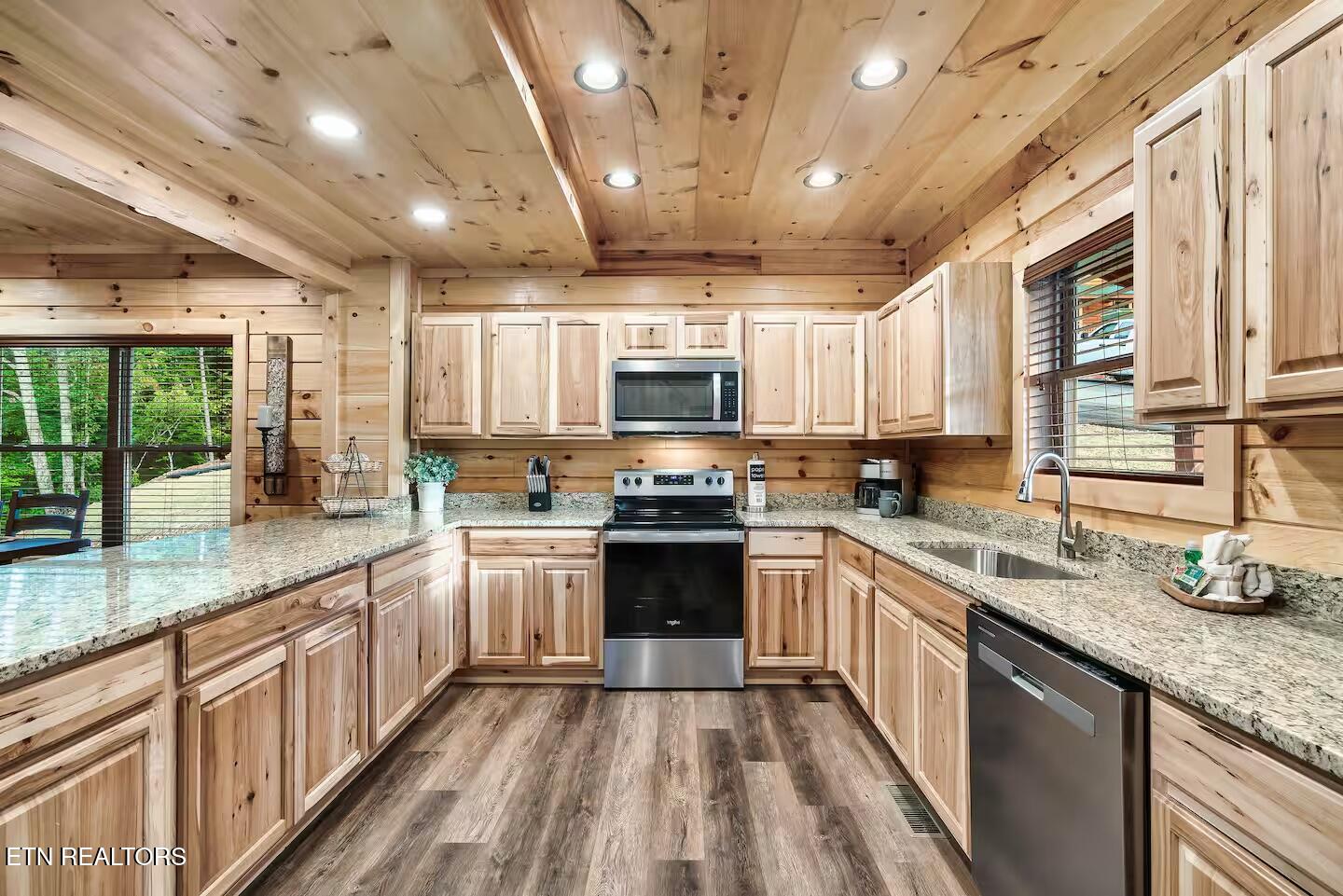 848 String Run Way Pigeon Forge TN 37863