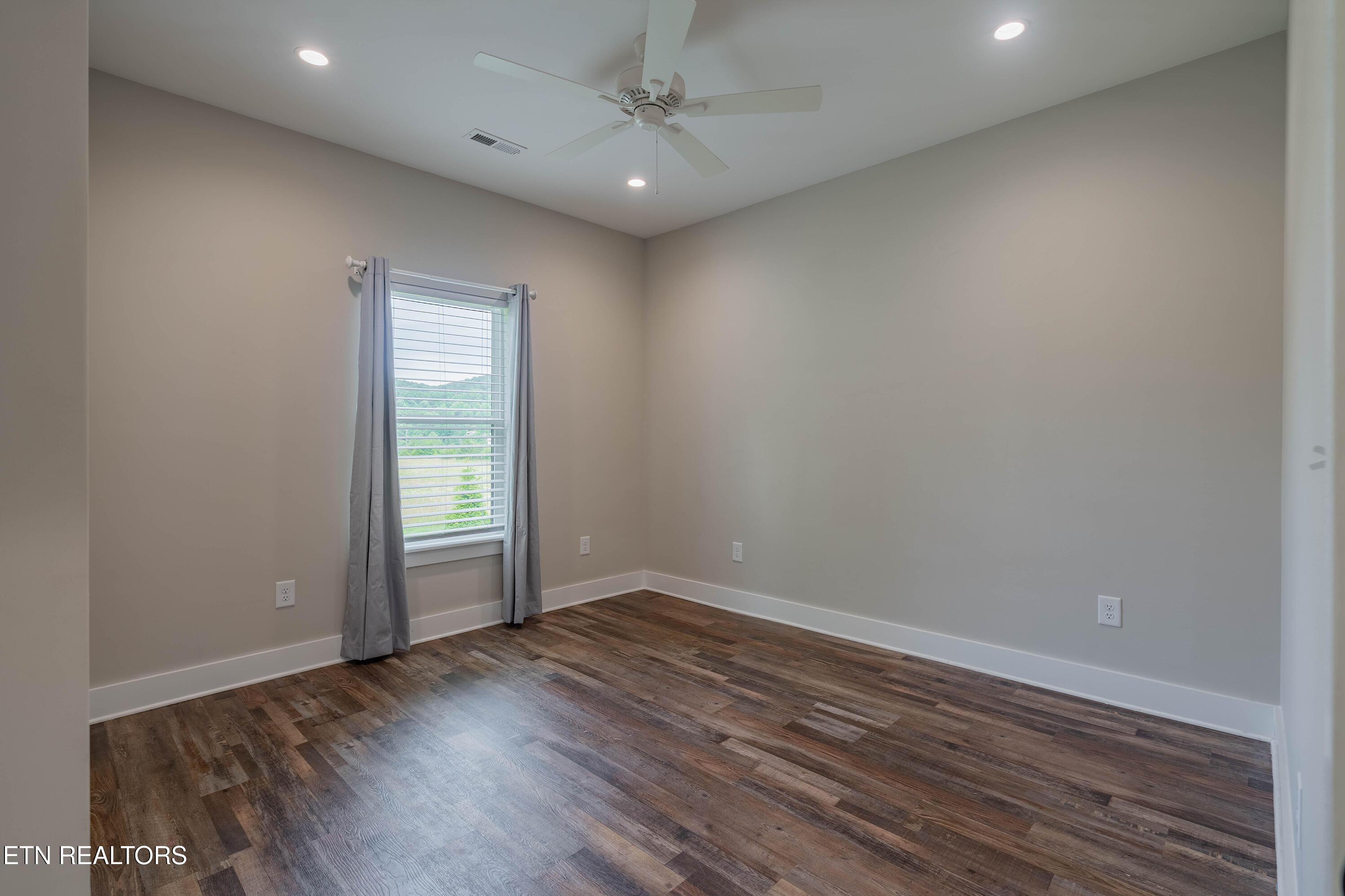1352 Dutch Valley Road Clinton TN 37716
