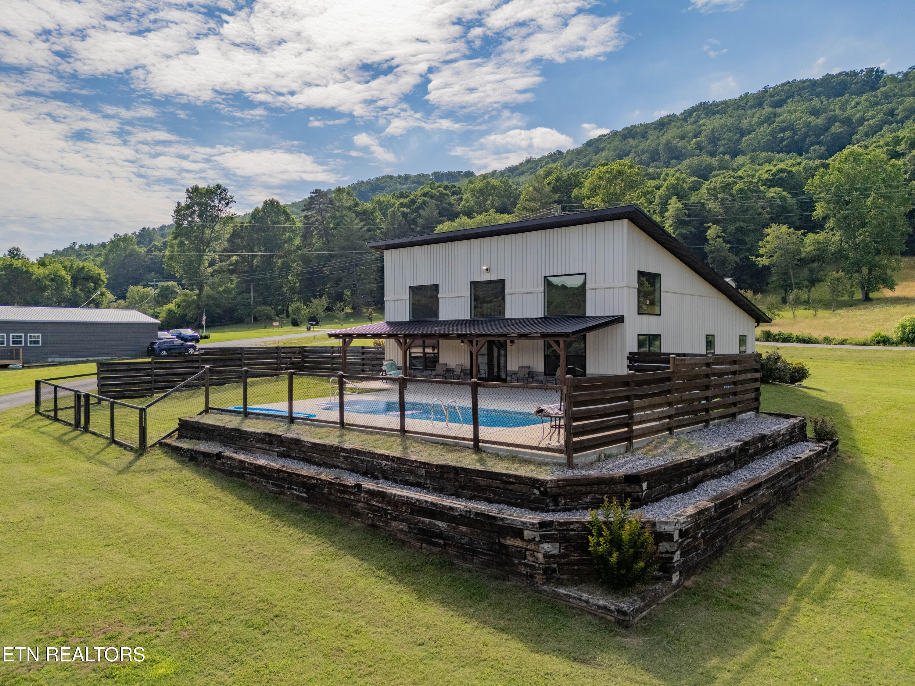 1352 Dutch Valley Road Clinton TN 37716