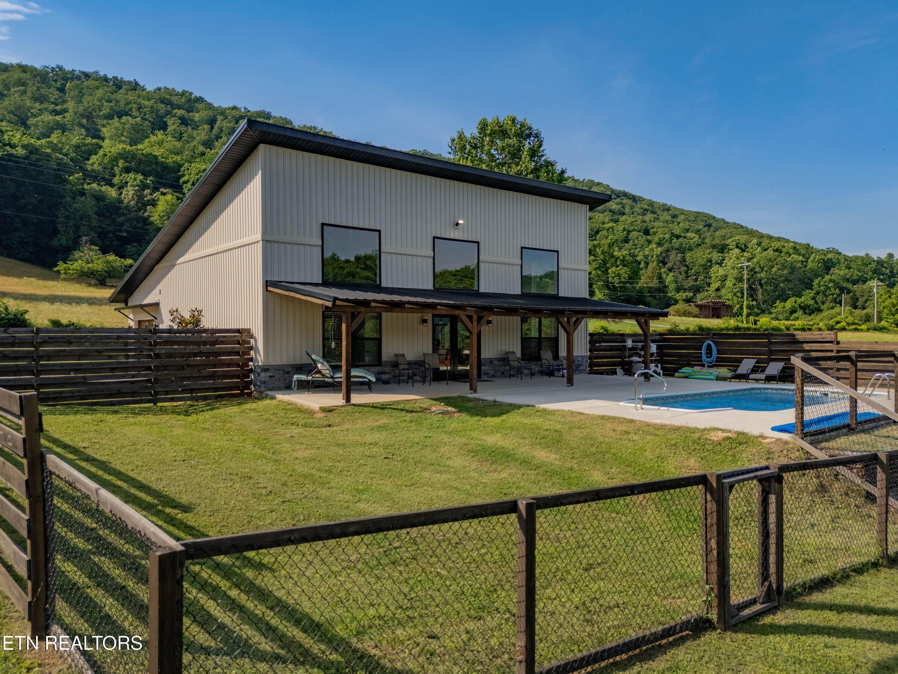1352 Dutch Valley Road Clinton TN 37716