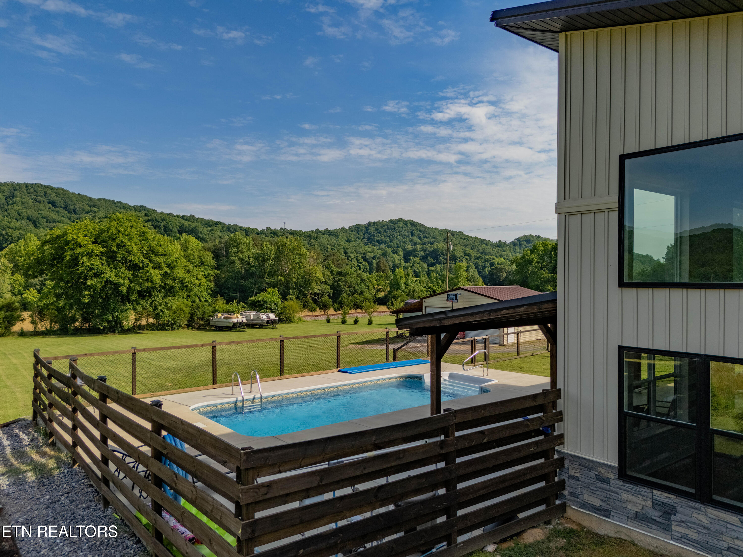 1352 Dutch Valley Road Clinton TN 37716
