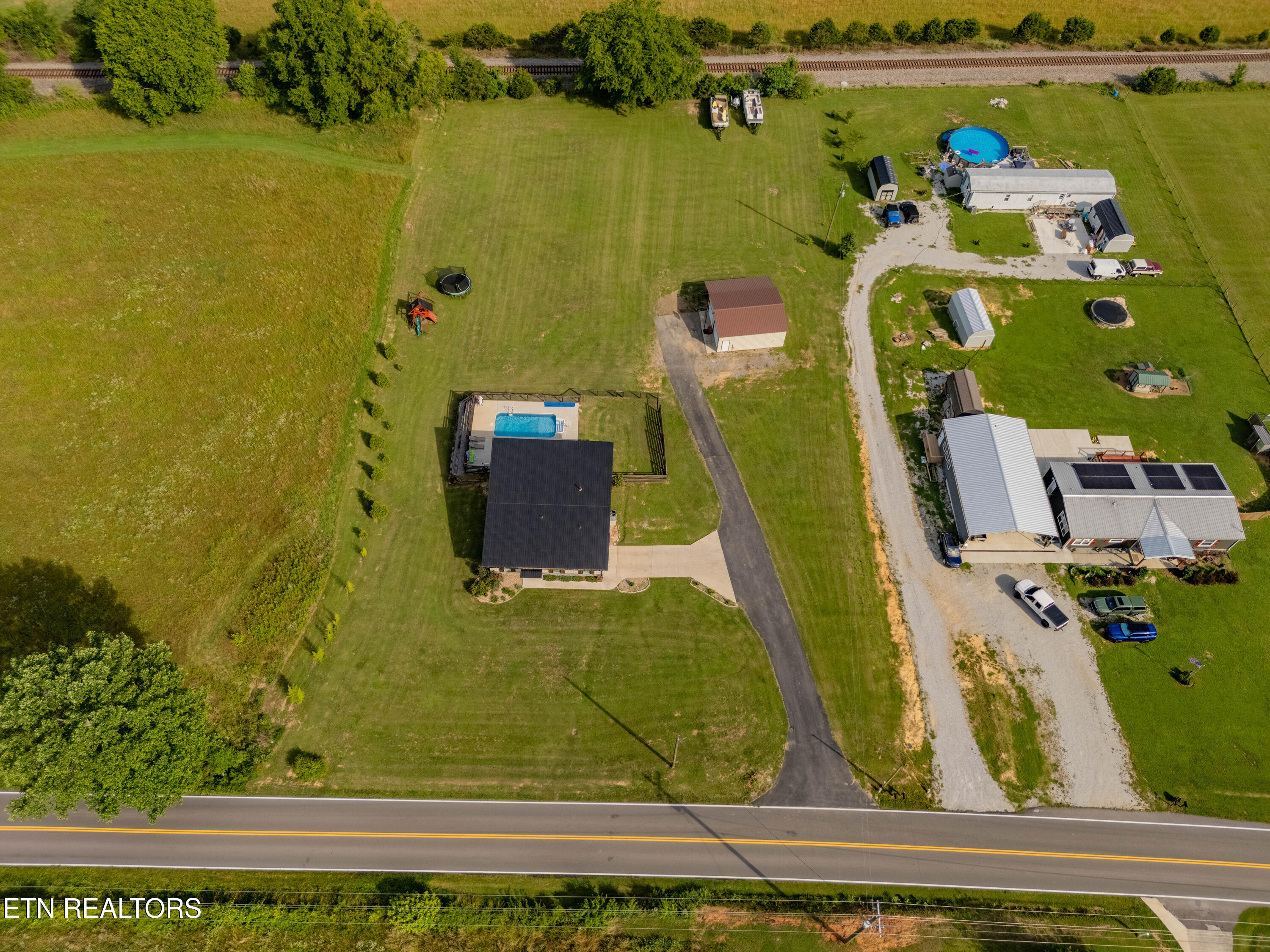 1352 Dutch Valley Road Clinton TN 37716