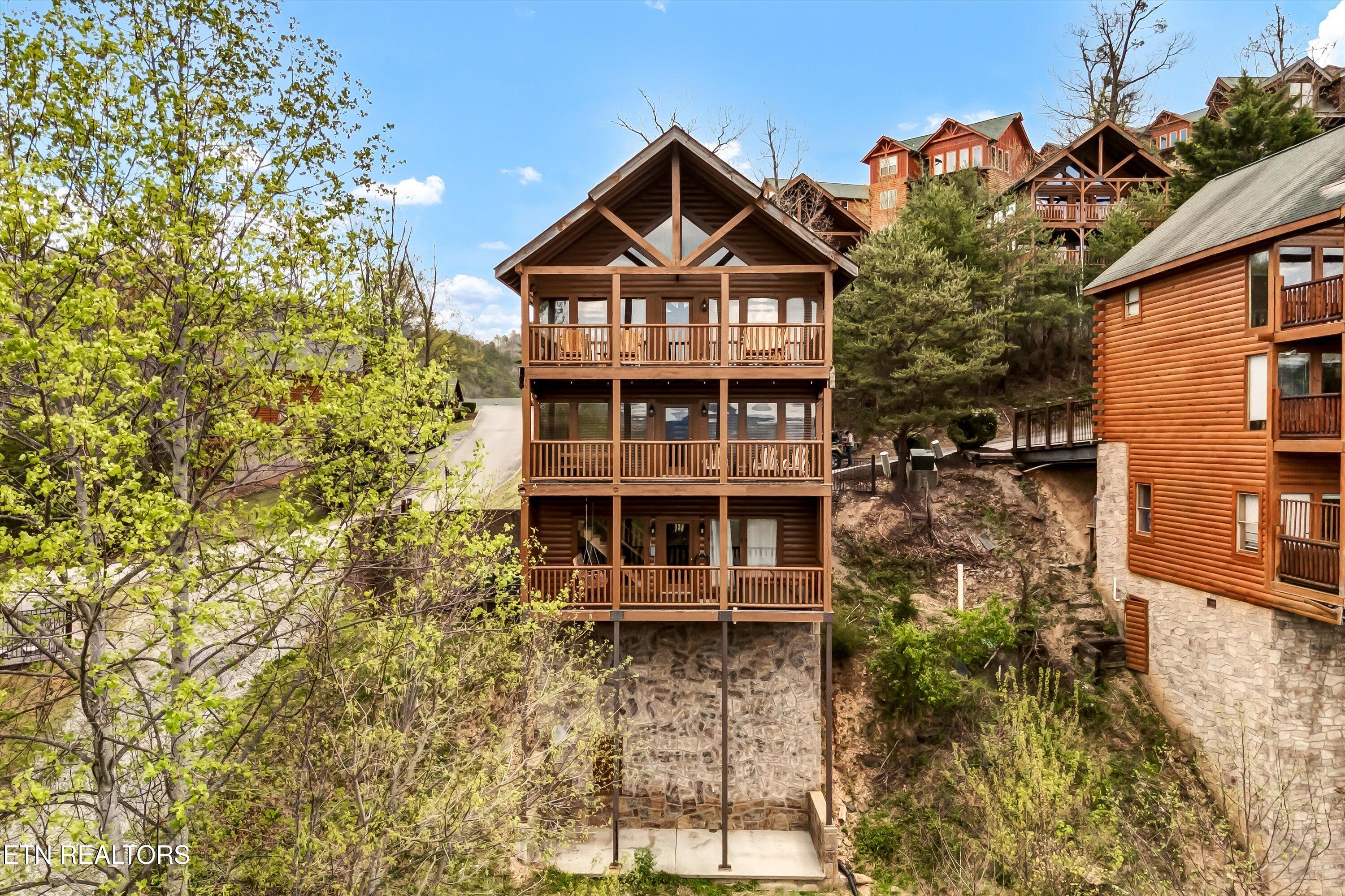 906 Black Bear Cub Way Sevierville TN 37862