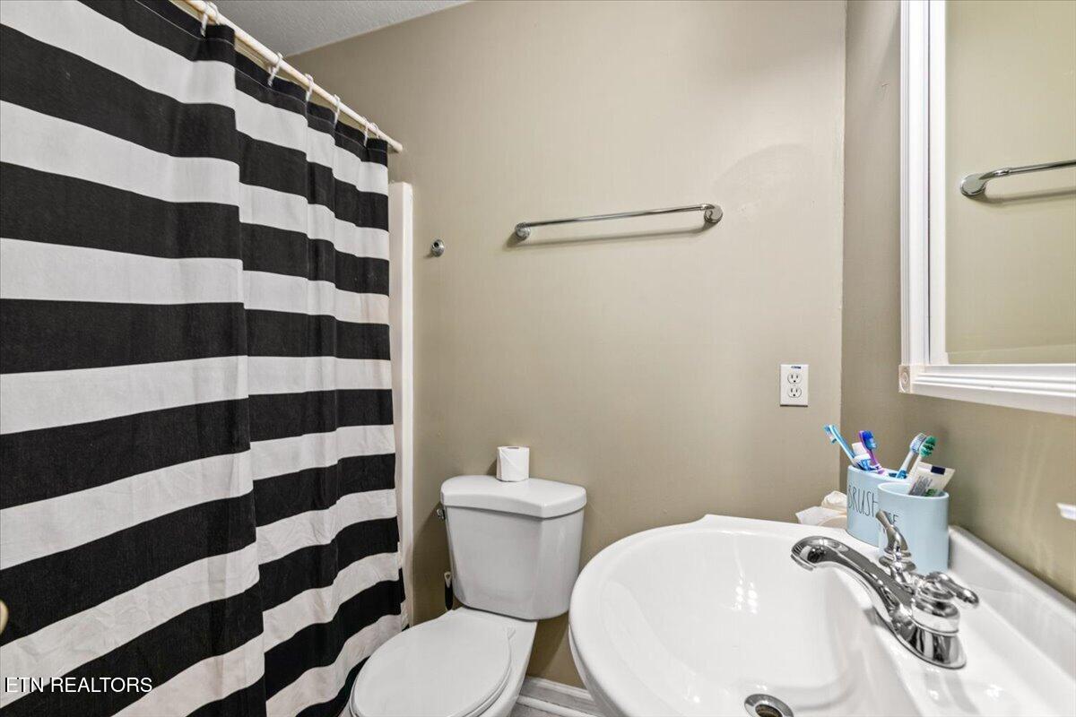 356 Elkins Road Jacksboro TN 37757