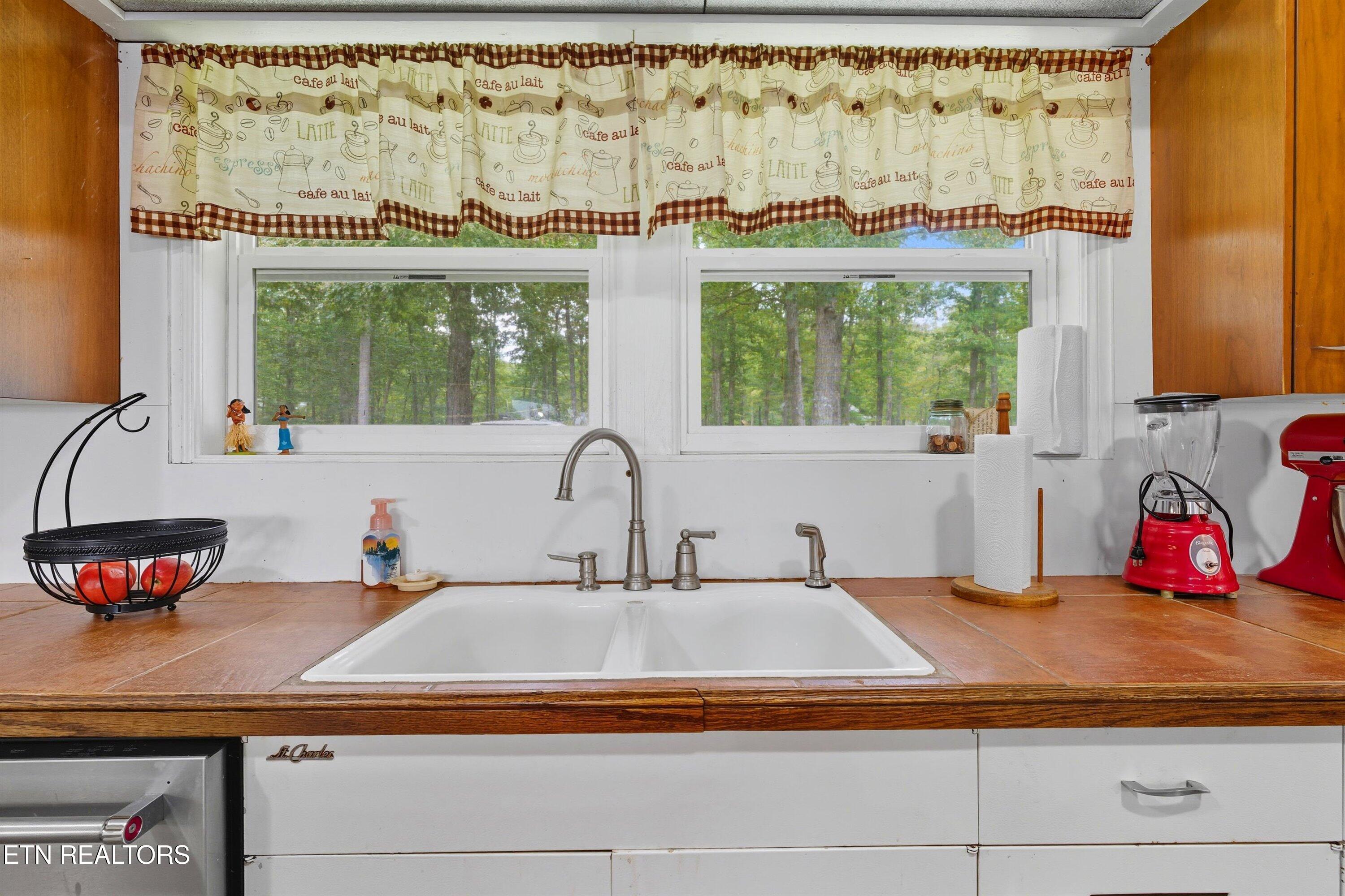 605 S Lake Drive Oneida TN 37841
