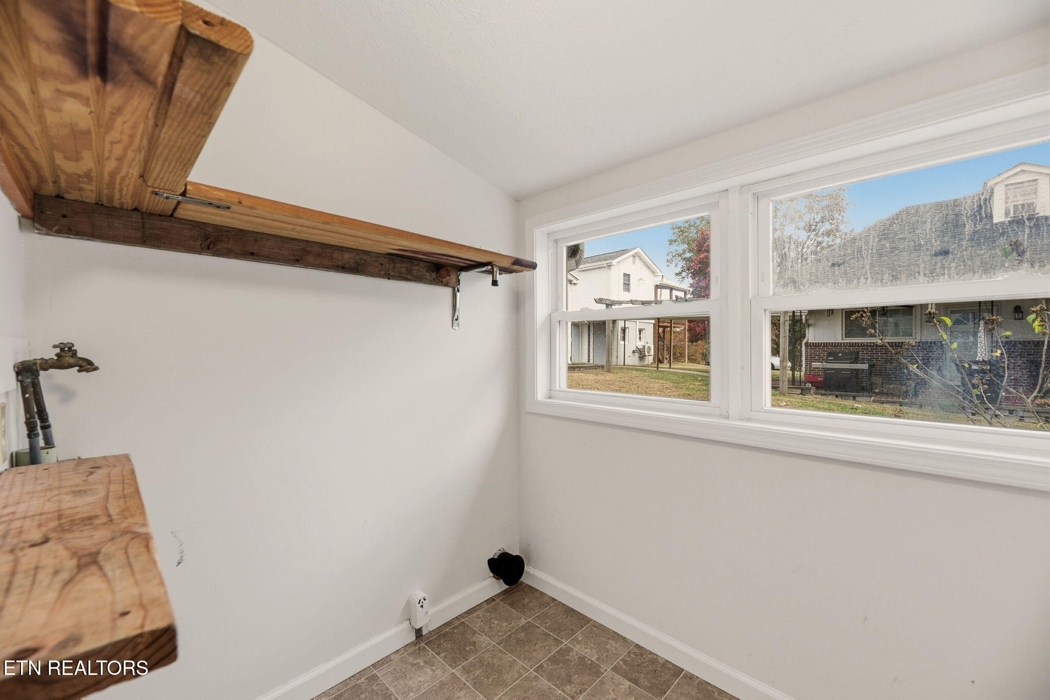 403 E 2nd Avenue Lenoir City TN 37771