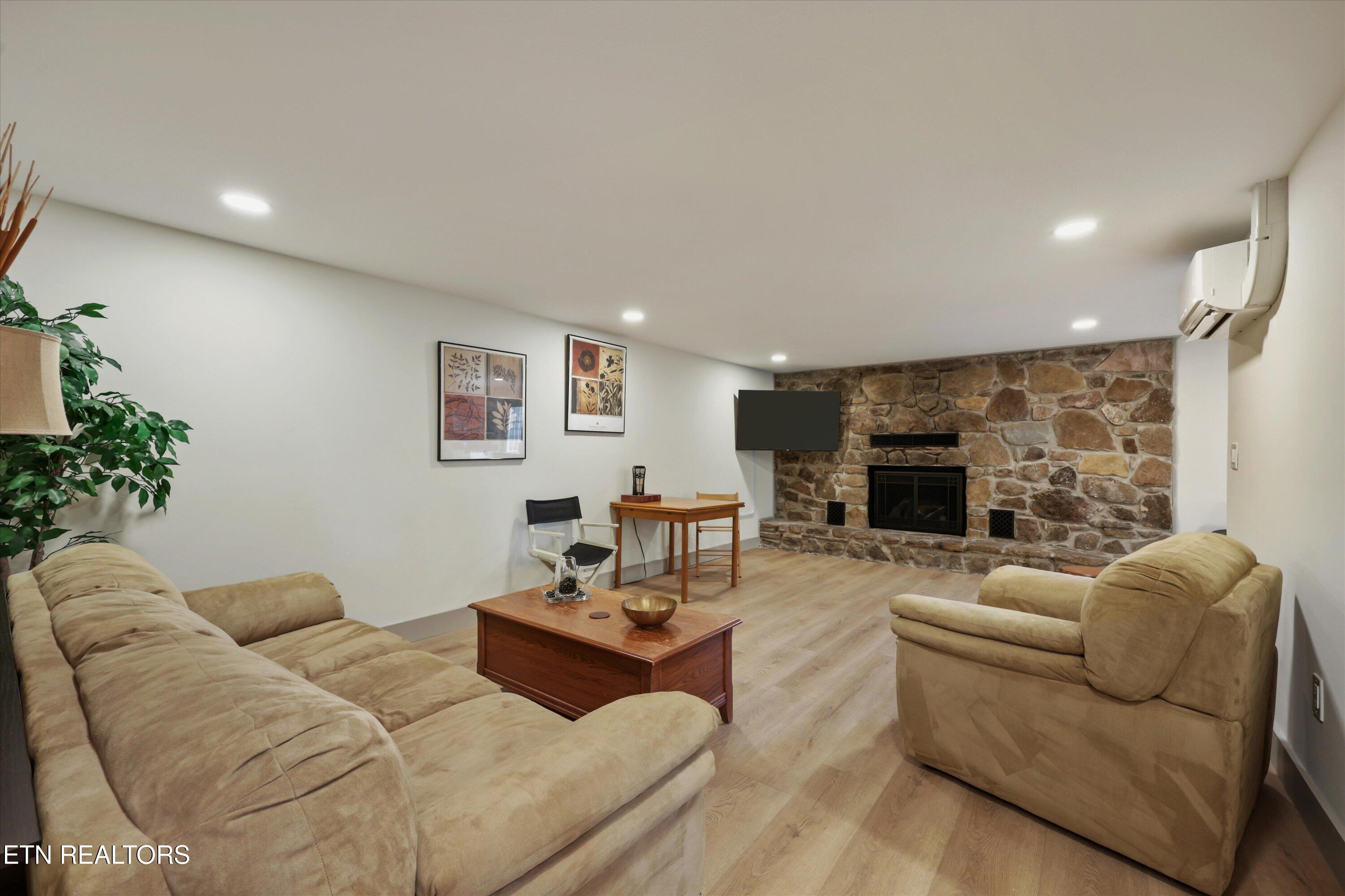 1704 S Forest Drive Knoxville TN 37920