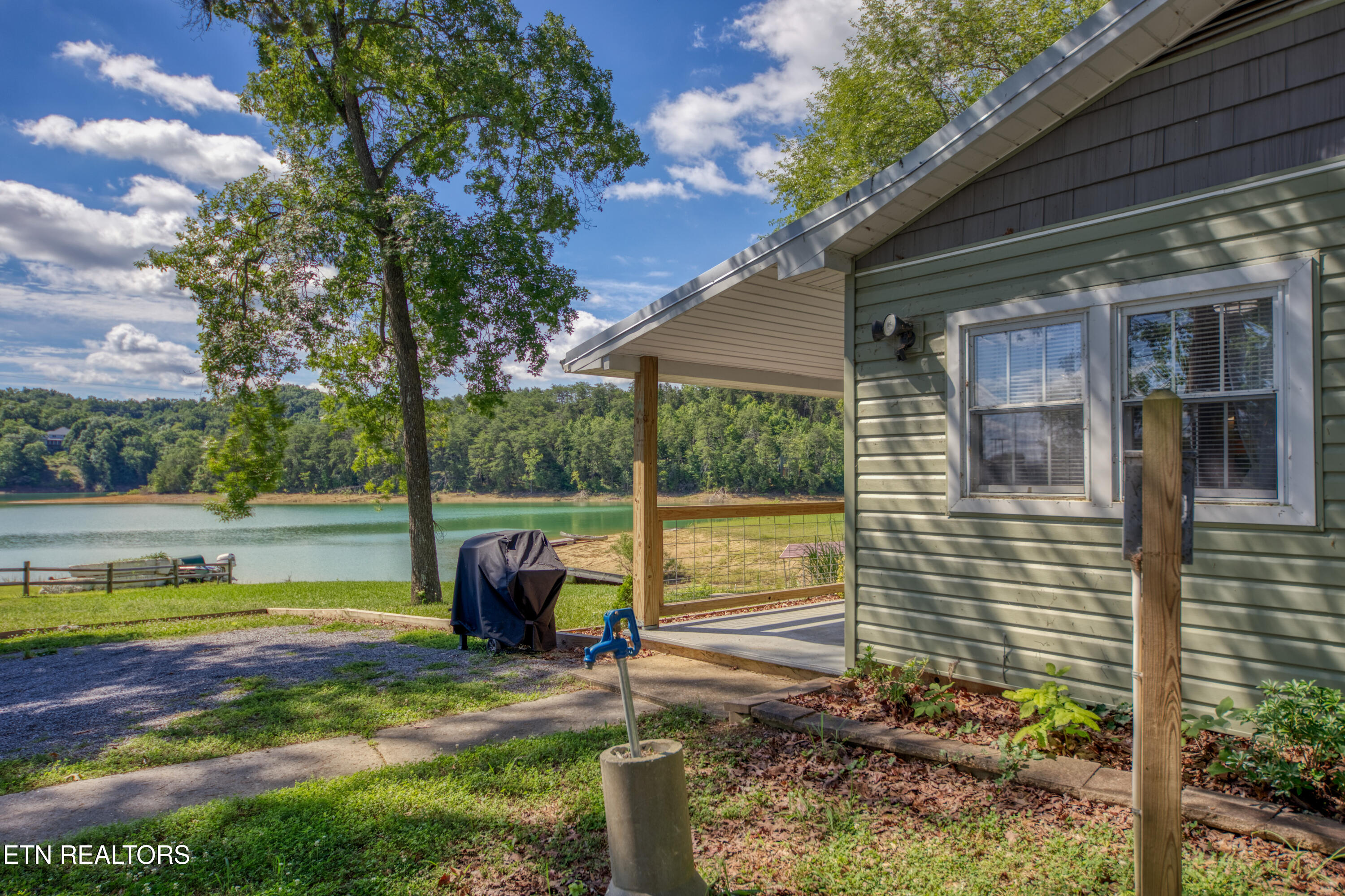1239 Fishermans Way Sevierville TN 37876