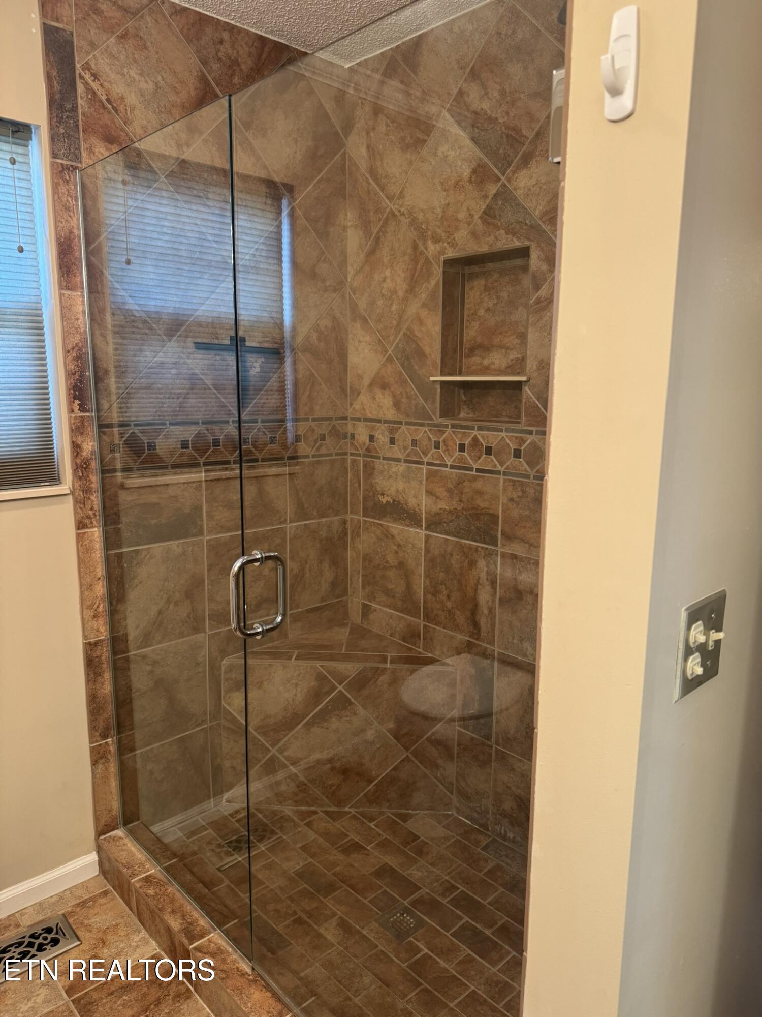 35 Hawthorn Loop Crossville TN 38555