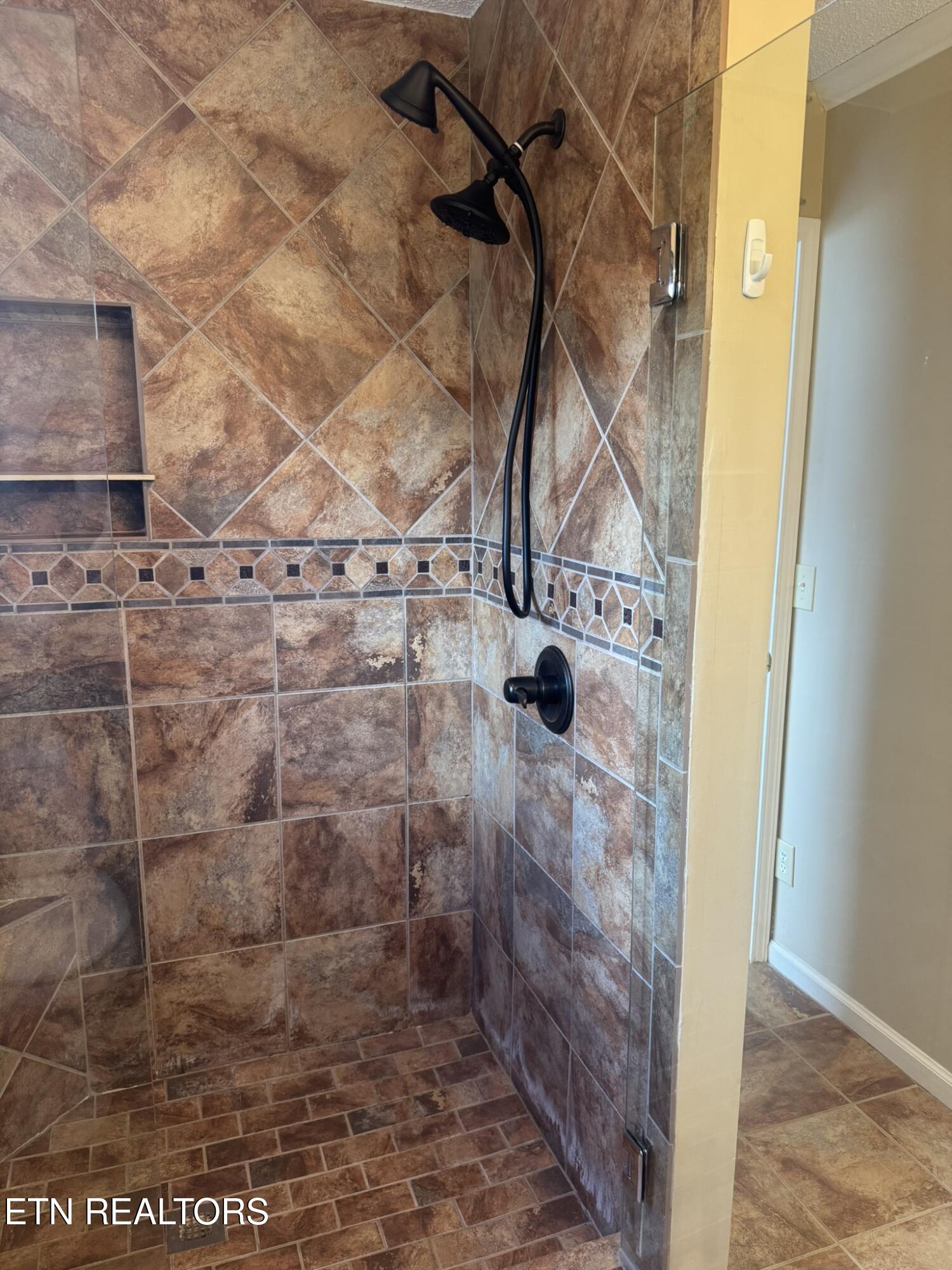 35 Hawthorn Loop Crossville TN 38555