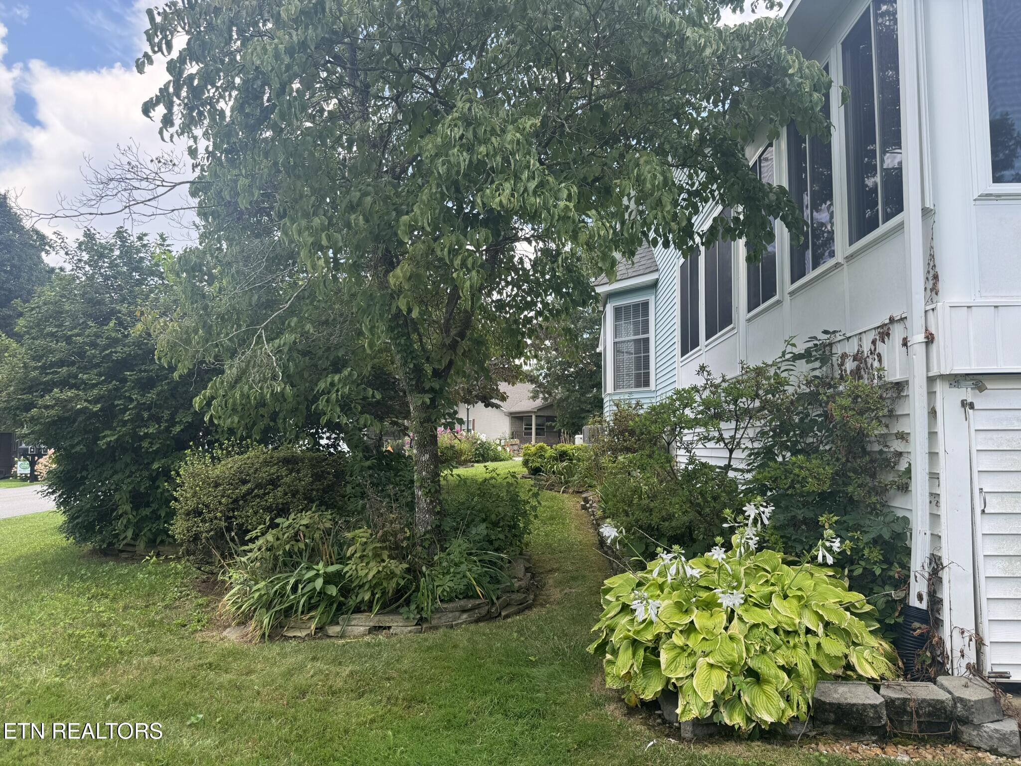 35 Hawthorn Loop Crossville TN 38555