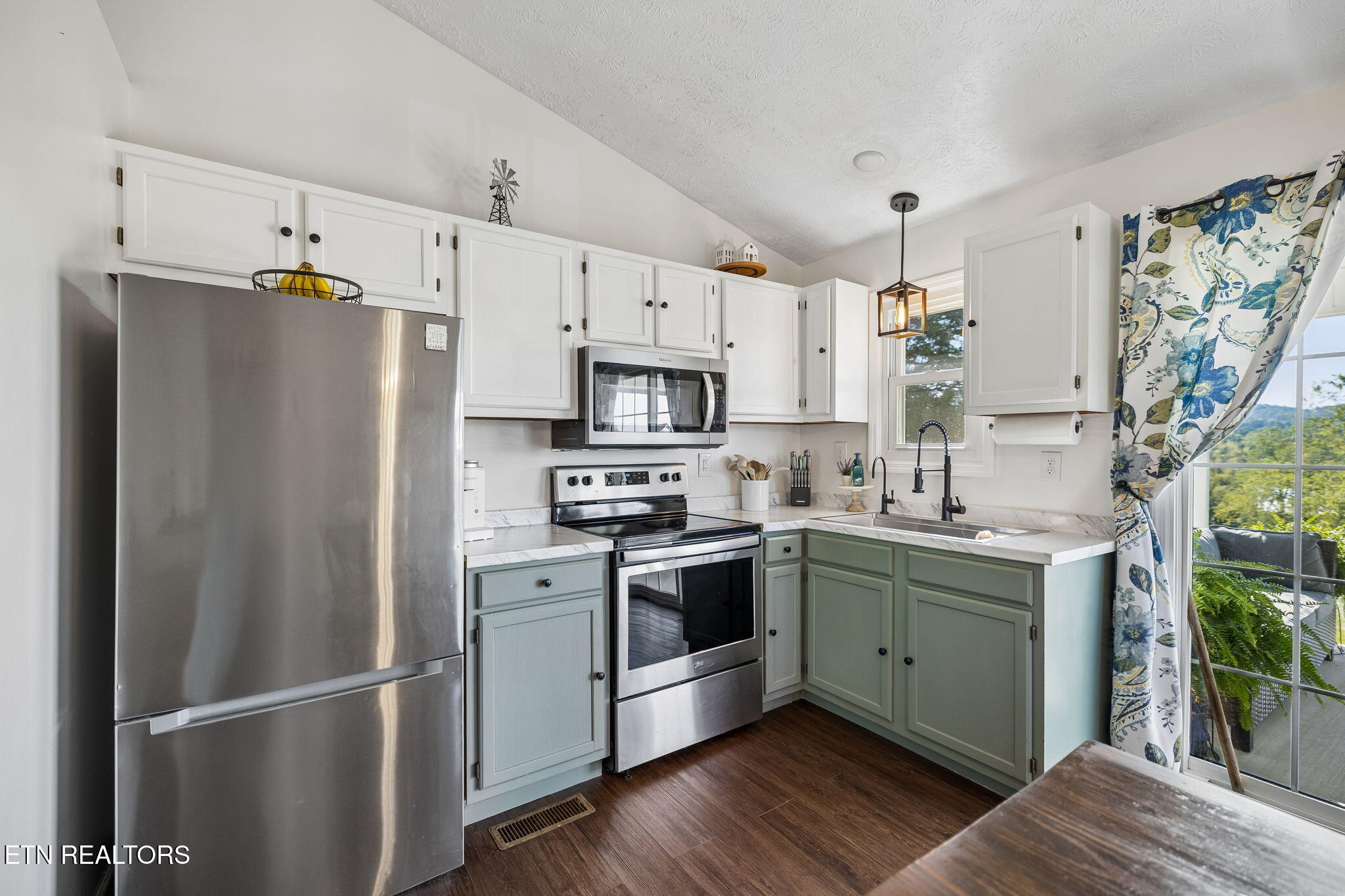 2055 Boyds Creek Highway Sevierville TN 37876