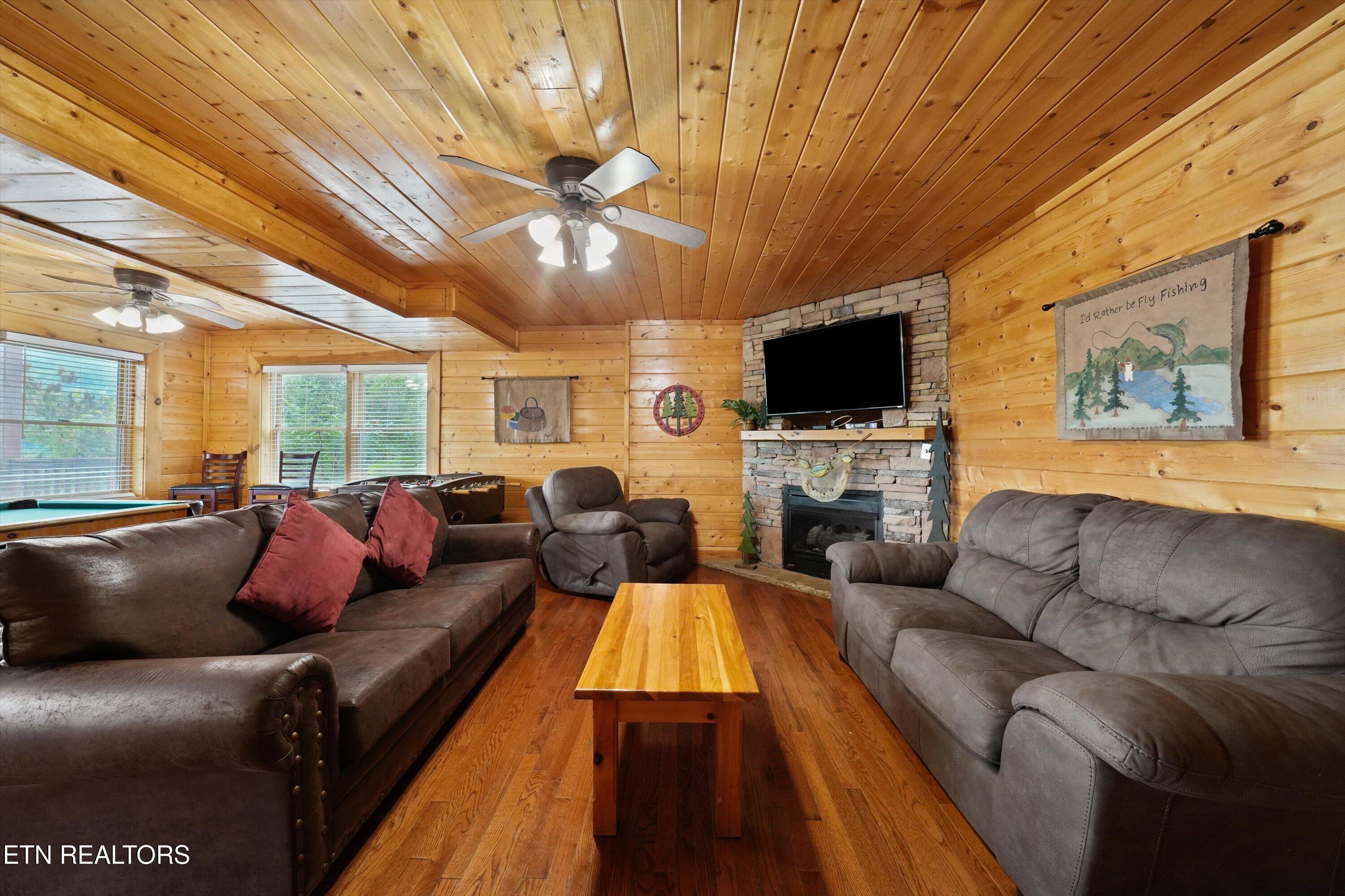 3303 Kestrel Way Pigeon Forge TN 37863