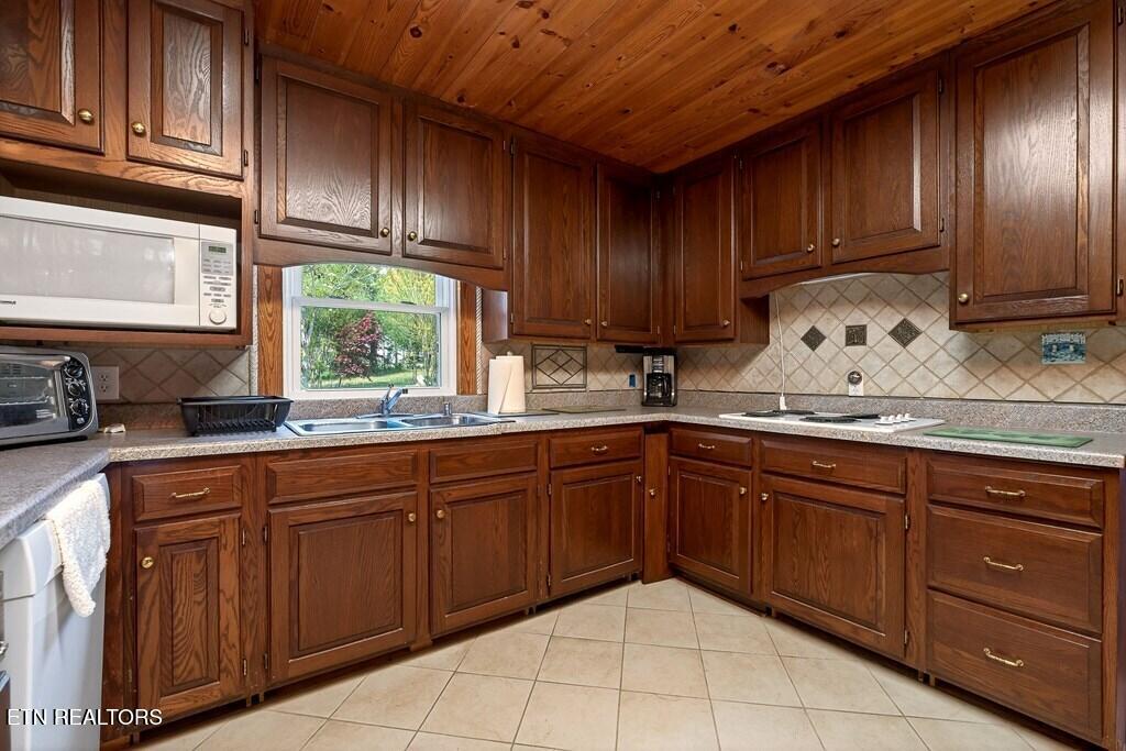 1932 Holly Creek Road Celina TN 38551