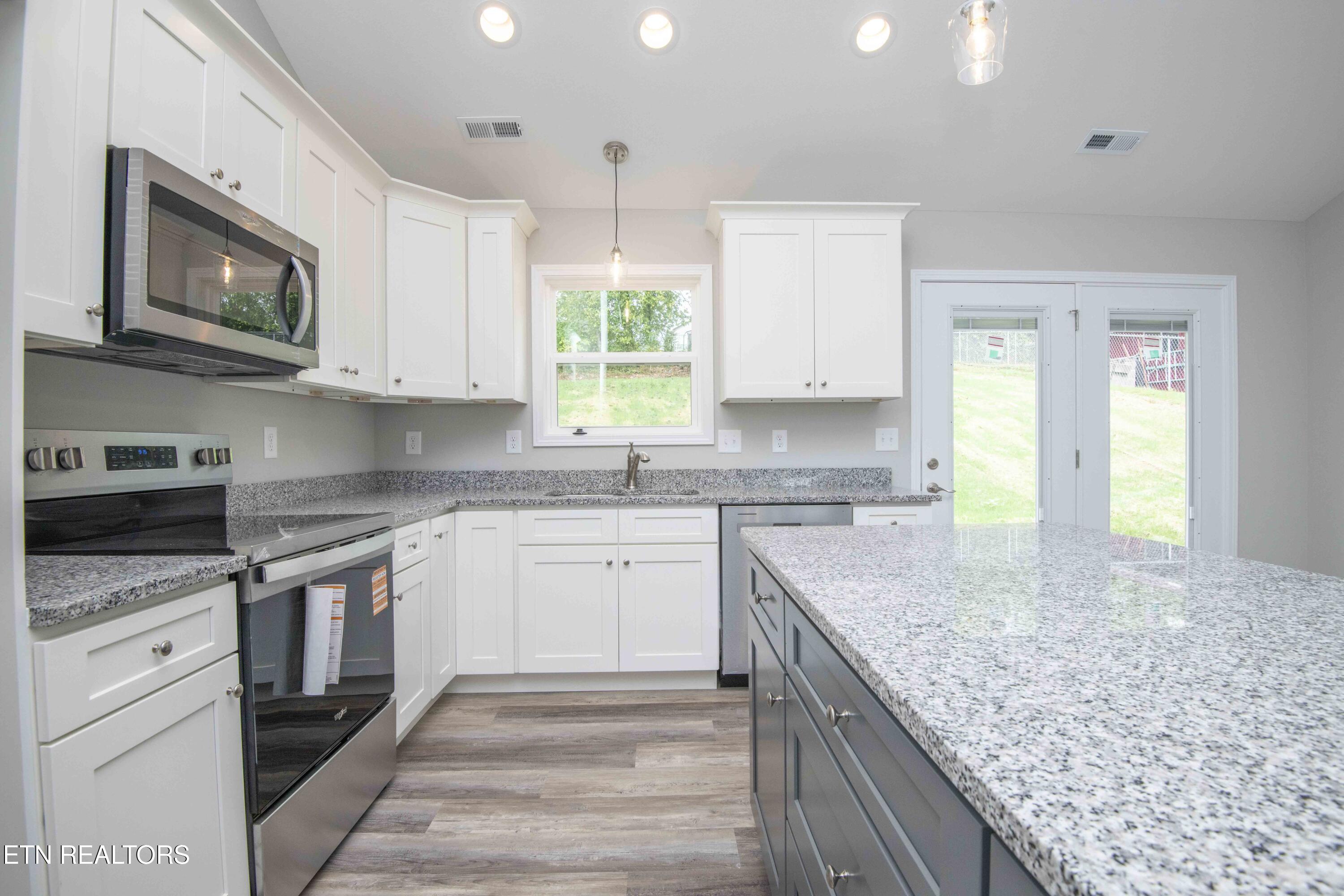 914 Mcadoo Street Clinton TN 37716