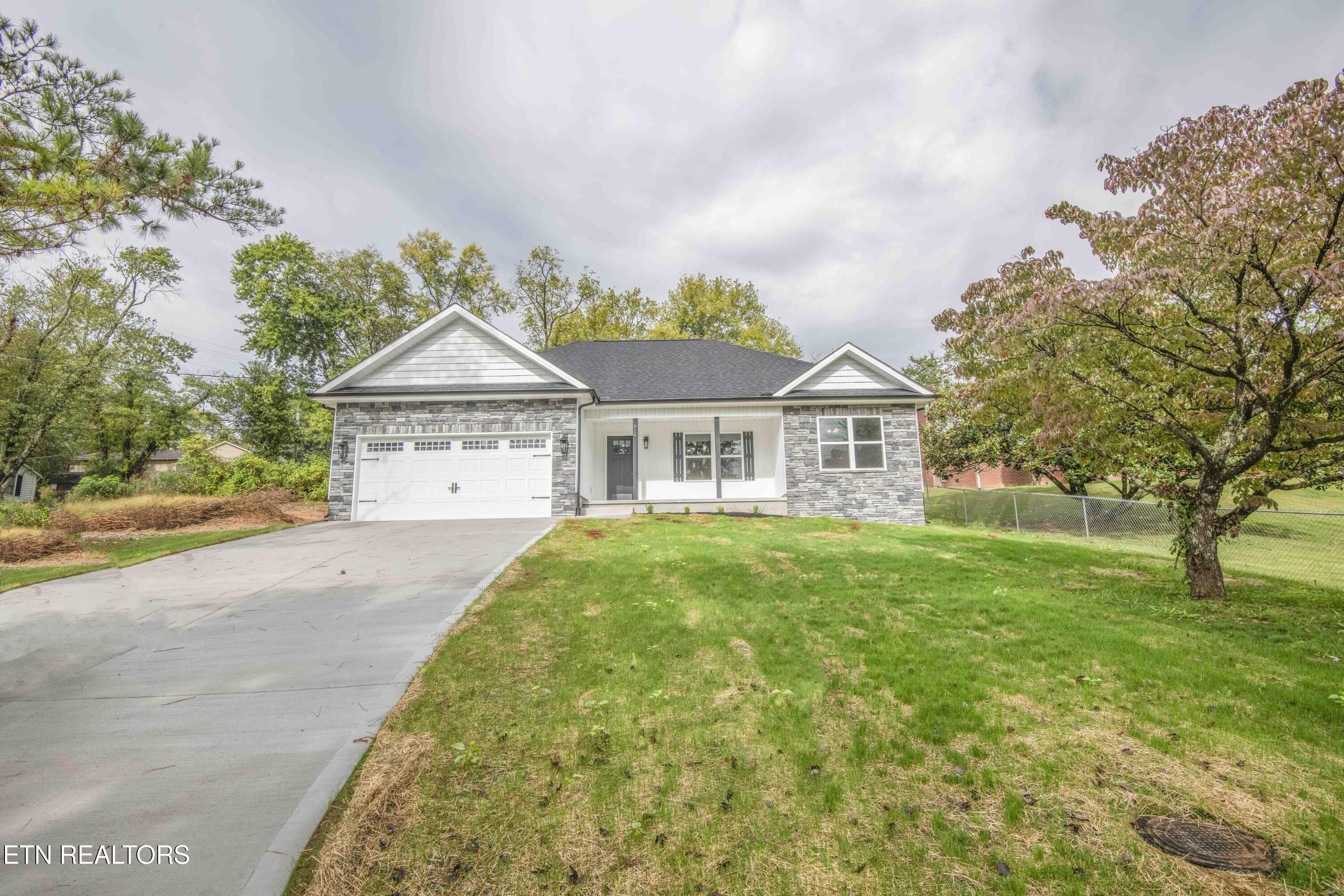 914 Mcadoo Street Clinton TN 37716