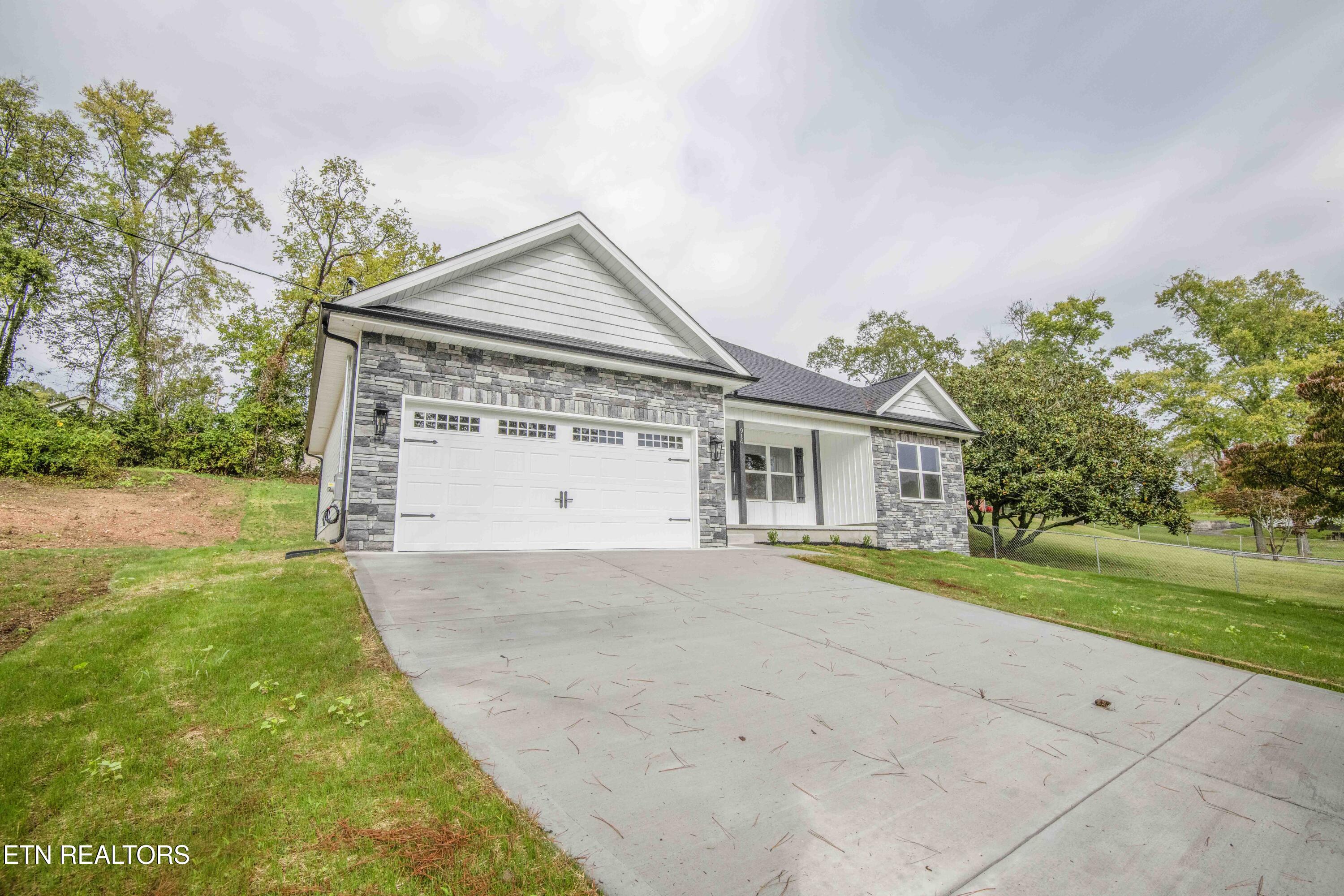 914 Mcadoo Street Clinton TN 37716
