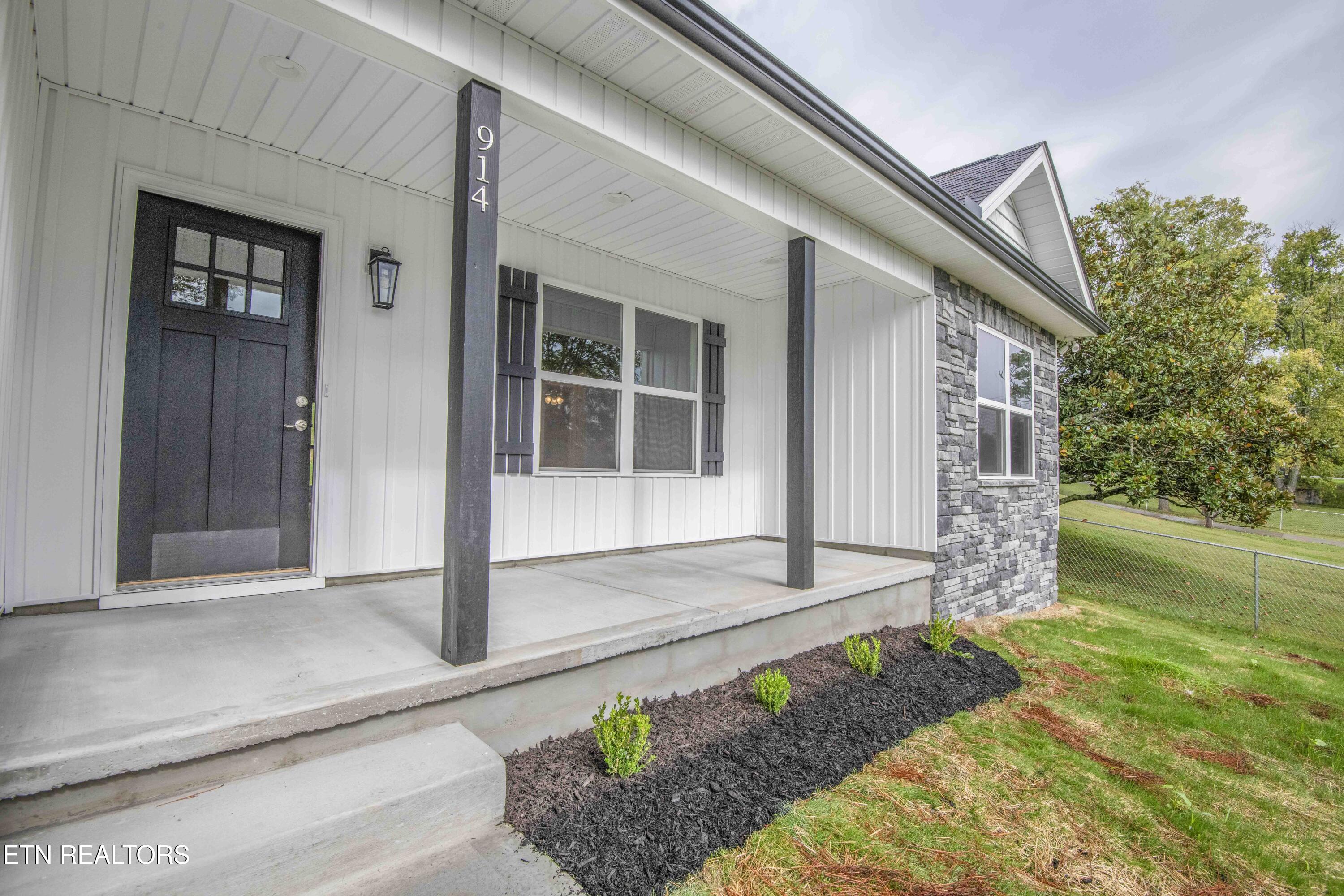 914 Mcadoo Street Clinton TN 37716