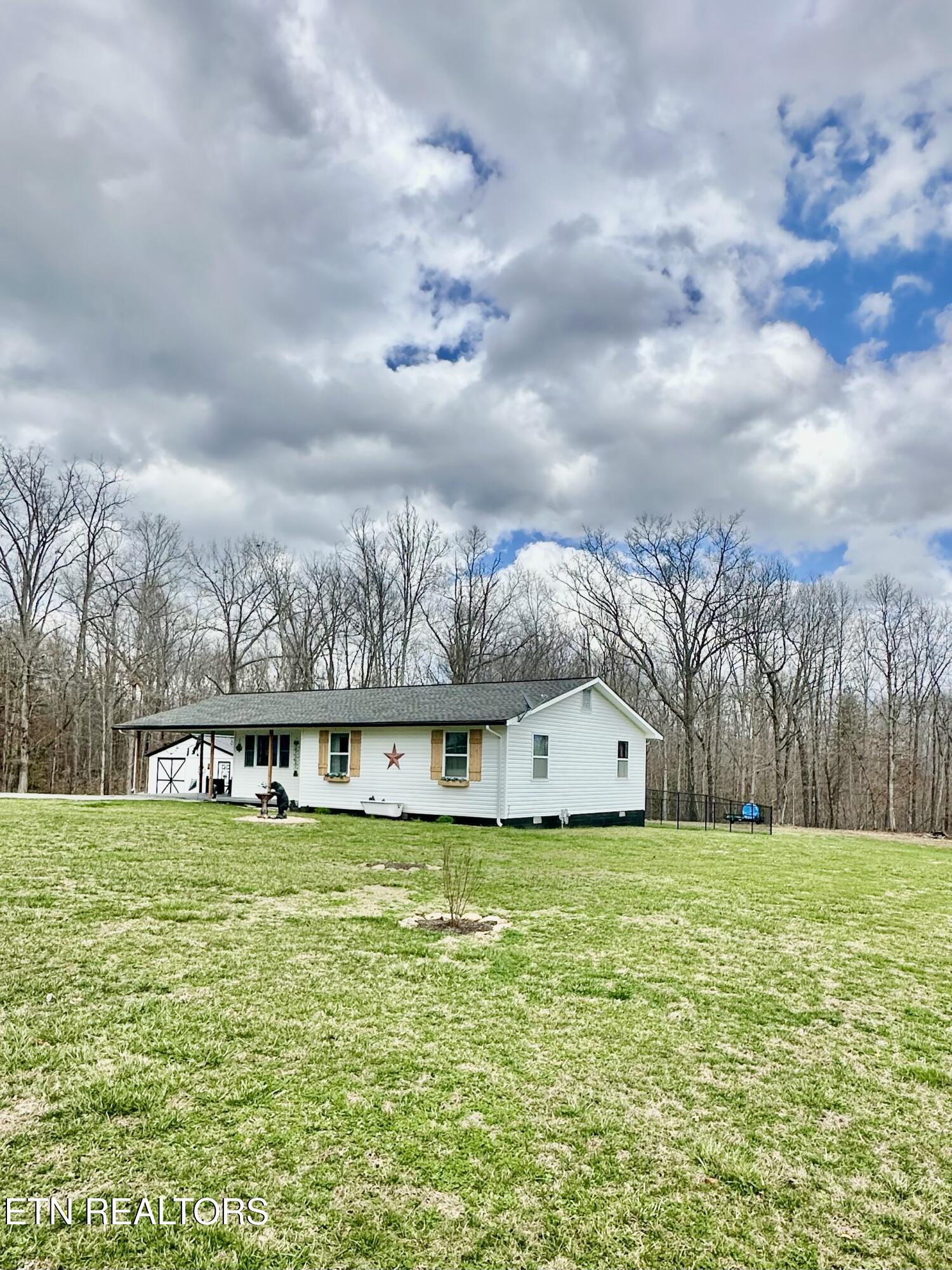 140 Red Hill Road Sunbright TN 37872