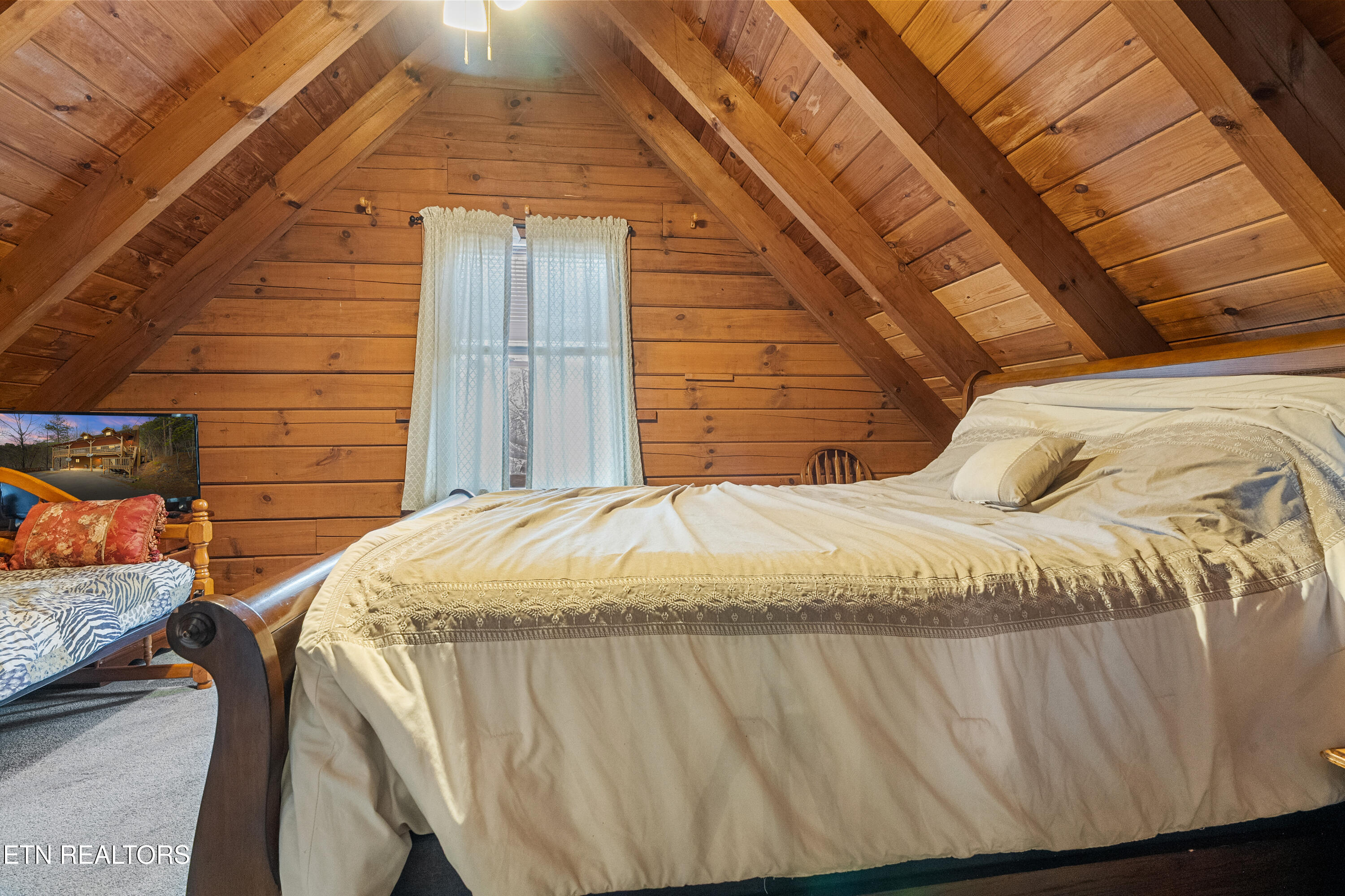 1122 Eagle Pointe Way Pigeon Forge TN 37863