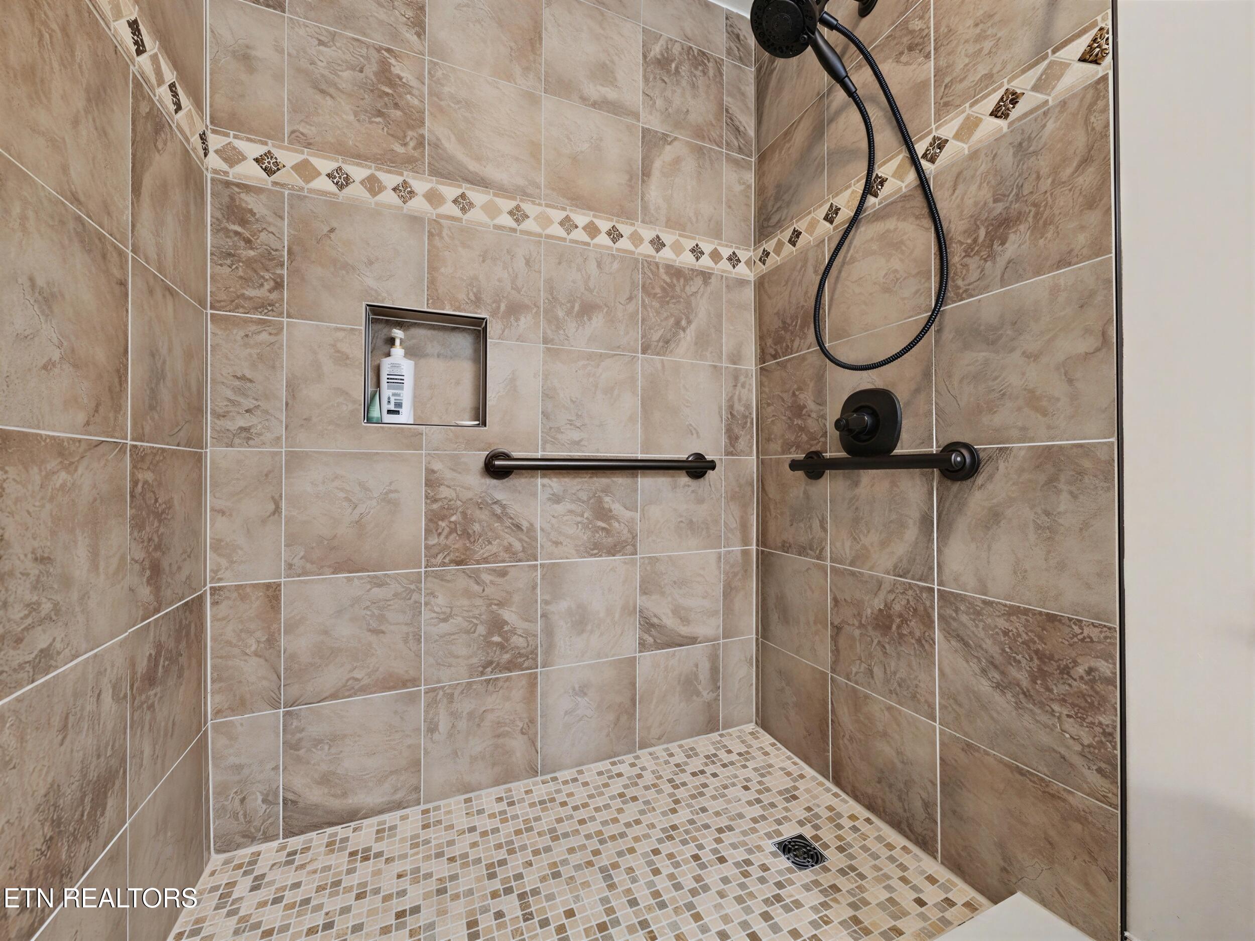 2833 Pinecrest Road Jacksboro TN 37757