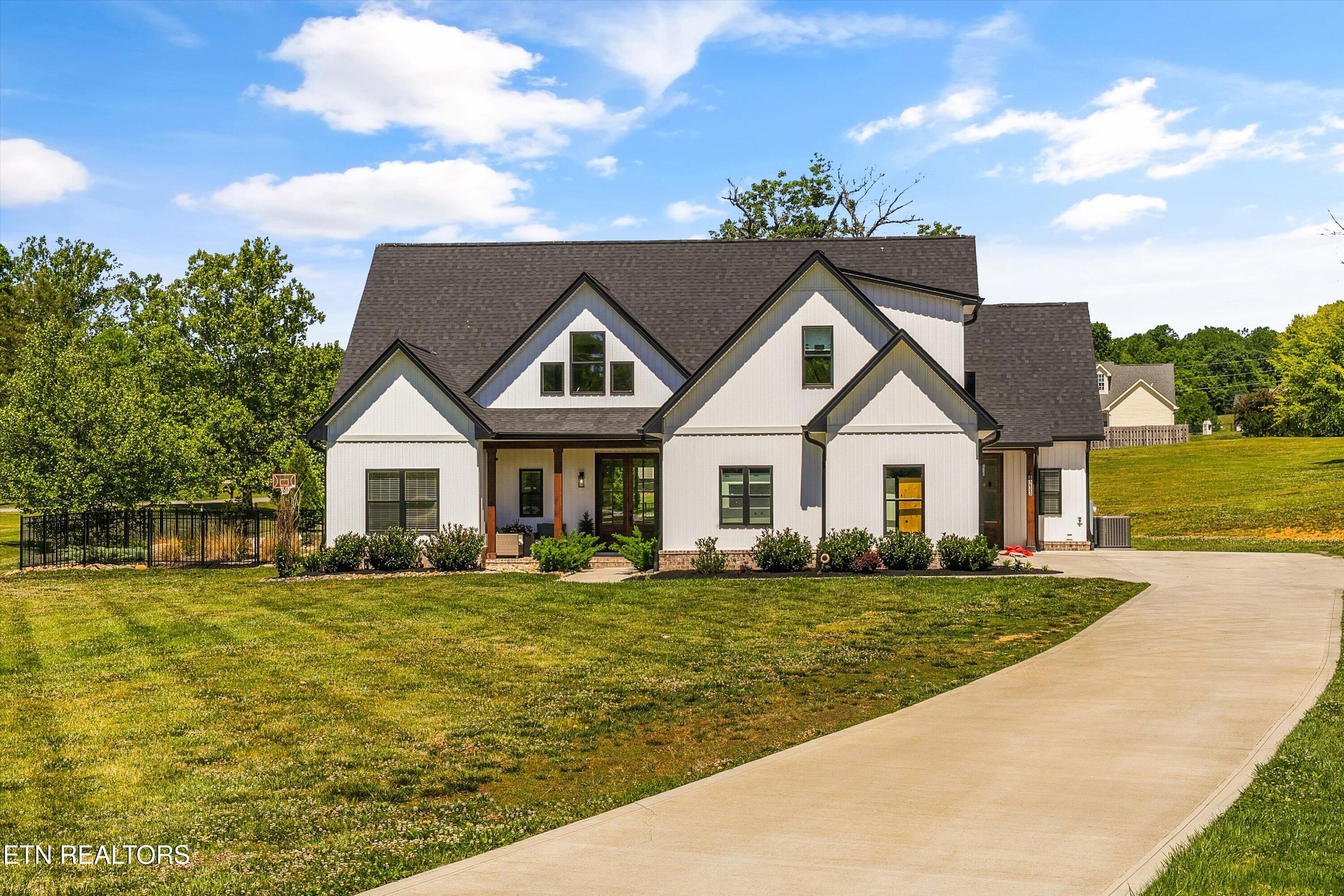 8233 Tazewell Pike Corryton TN 37721