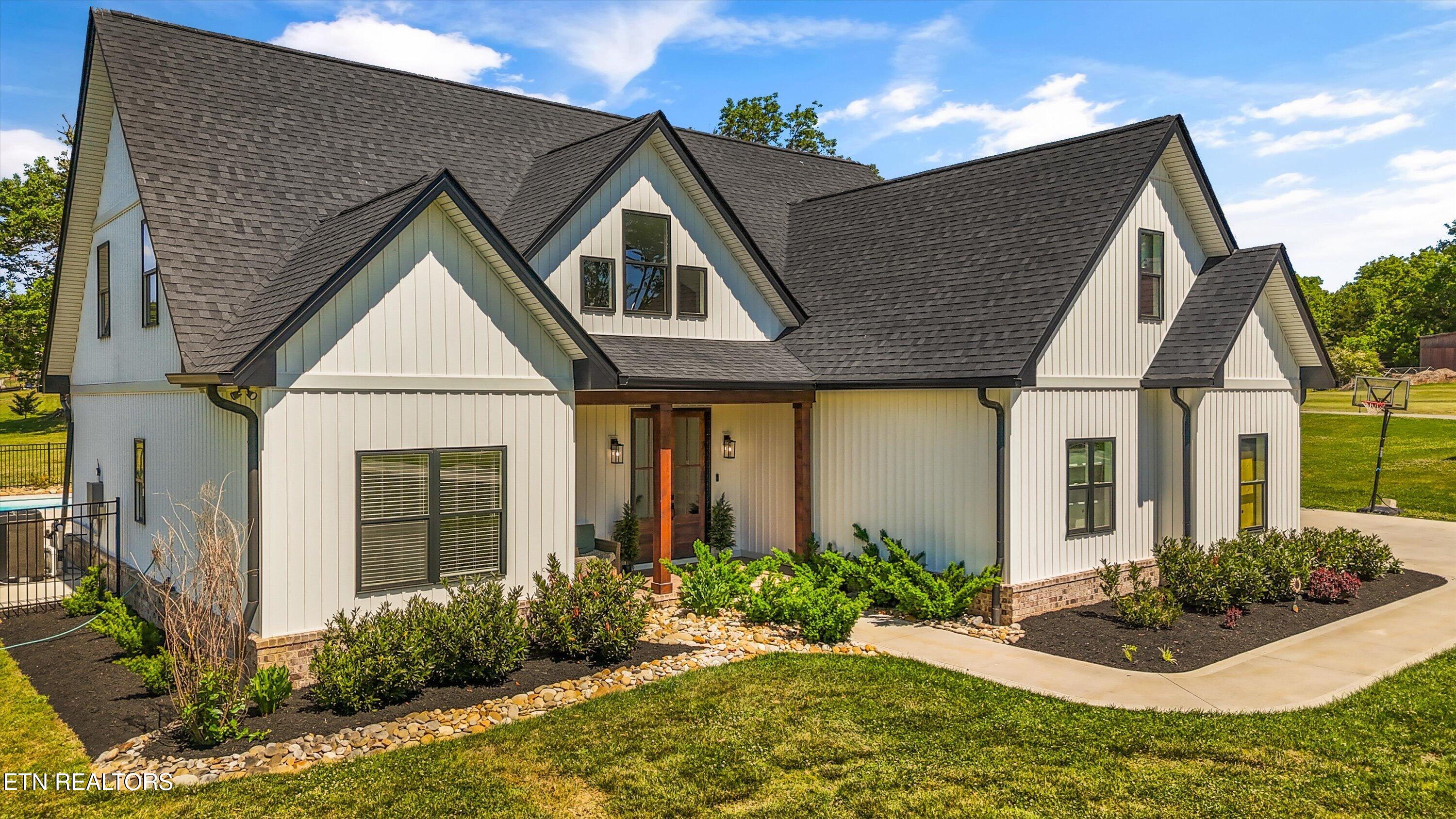 8233 Tazewell Pike Corryton TN 37721