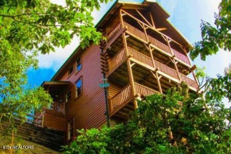 2828 White Oak Ridge Lane Sevierville TN 37862