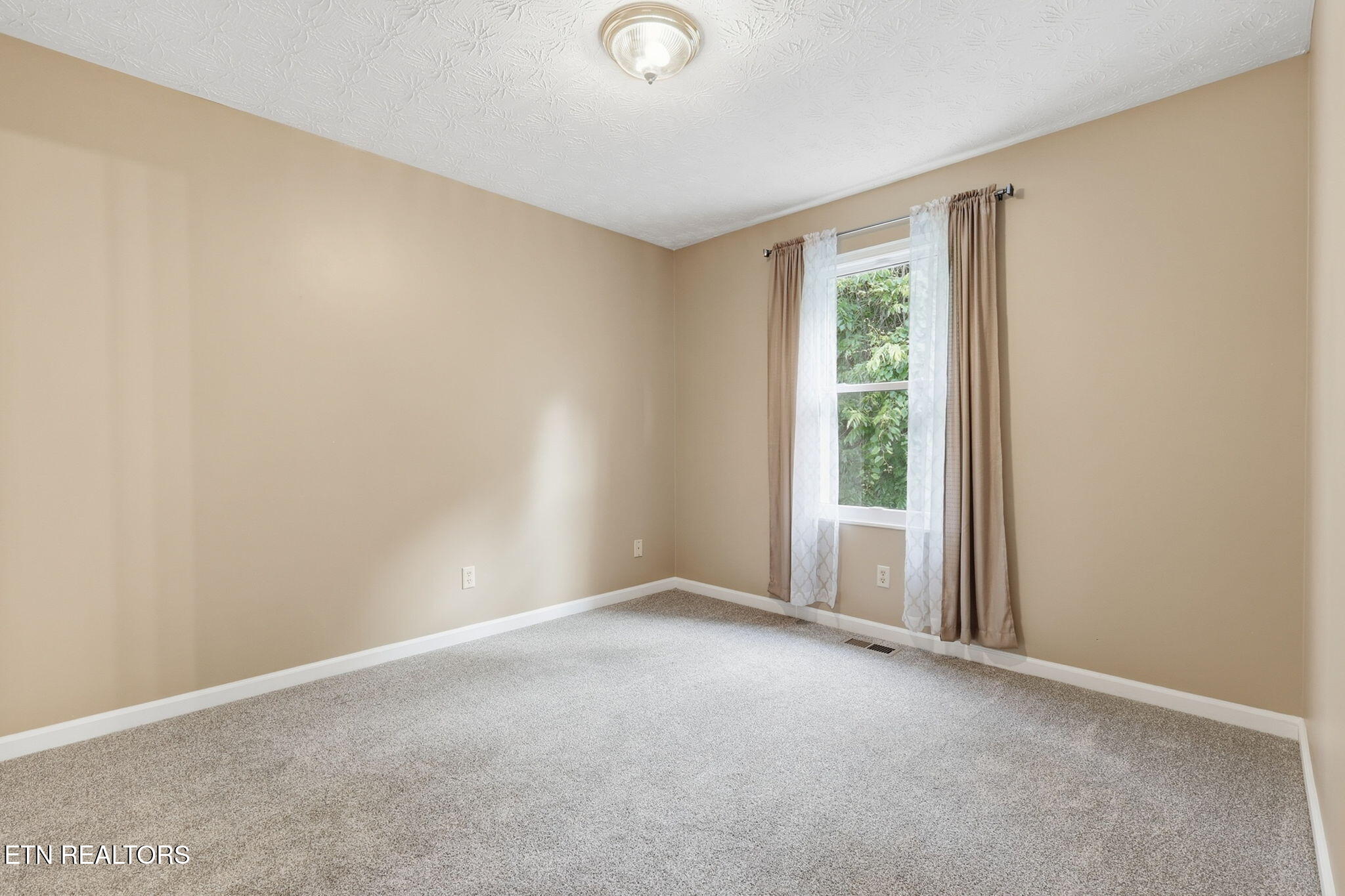 5516 W Emory Road Powell TN 37849