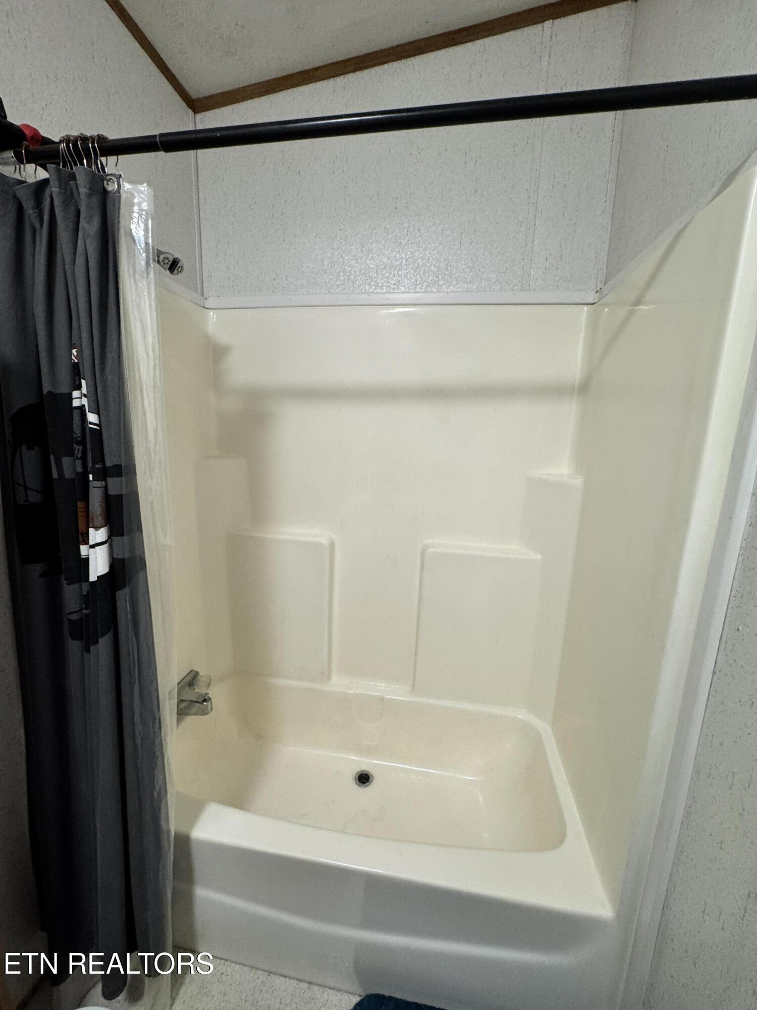 102 Loggers Lane Clinton TN 37716