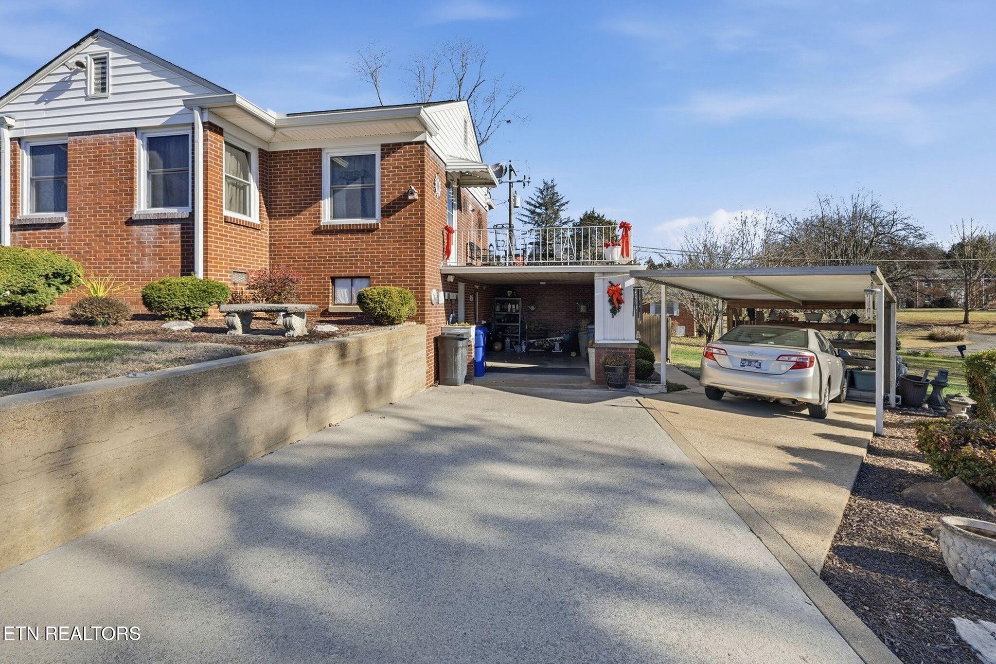 400 Eagle Bend Lane Clinton TN 37716