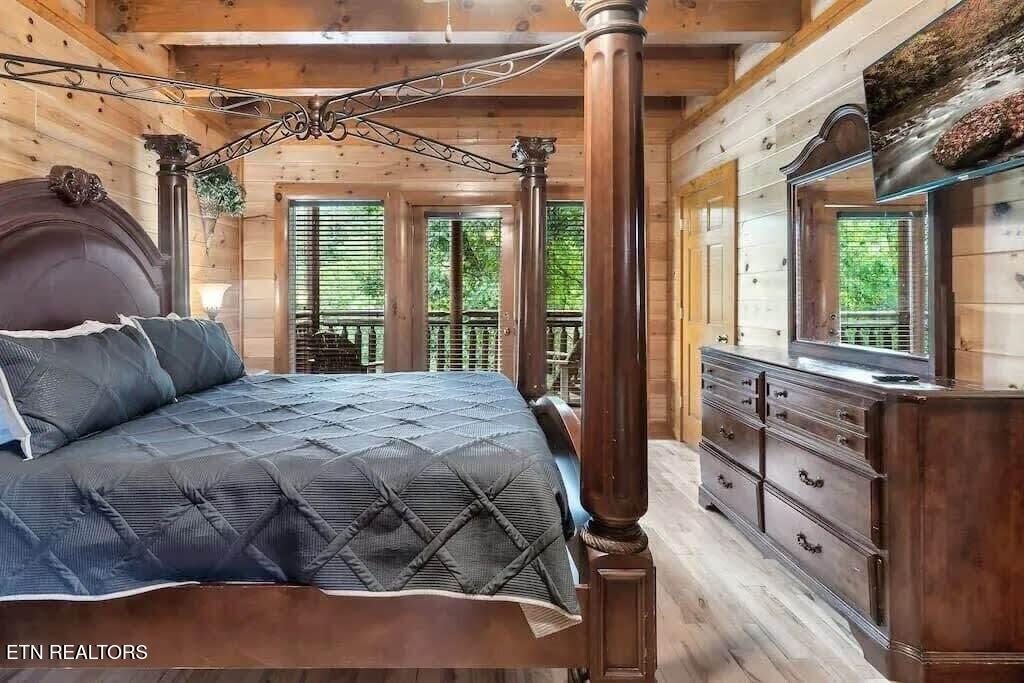 1056 Black Bear Cub Way Sevierville TN 37862