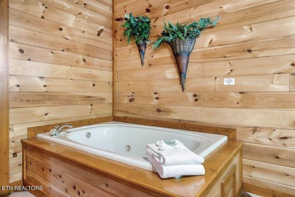 1056 Black Bear Cub Way Sevierville TN 37862