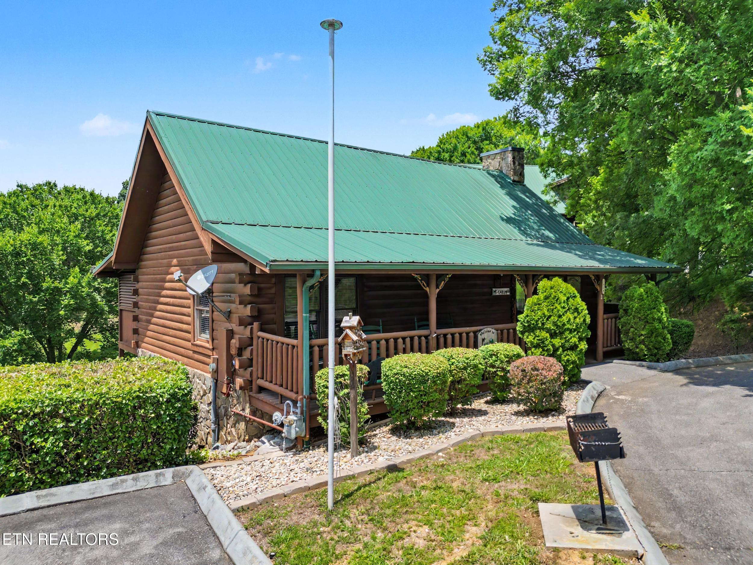 1629 Little Cabin Loop Pigeon Forge TN 37862