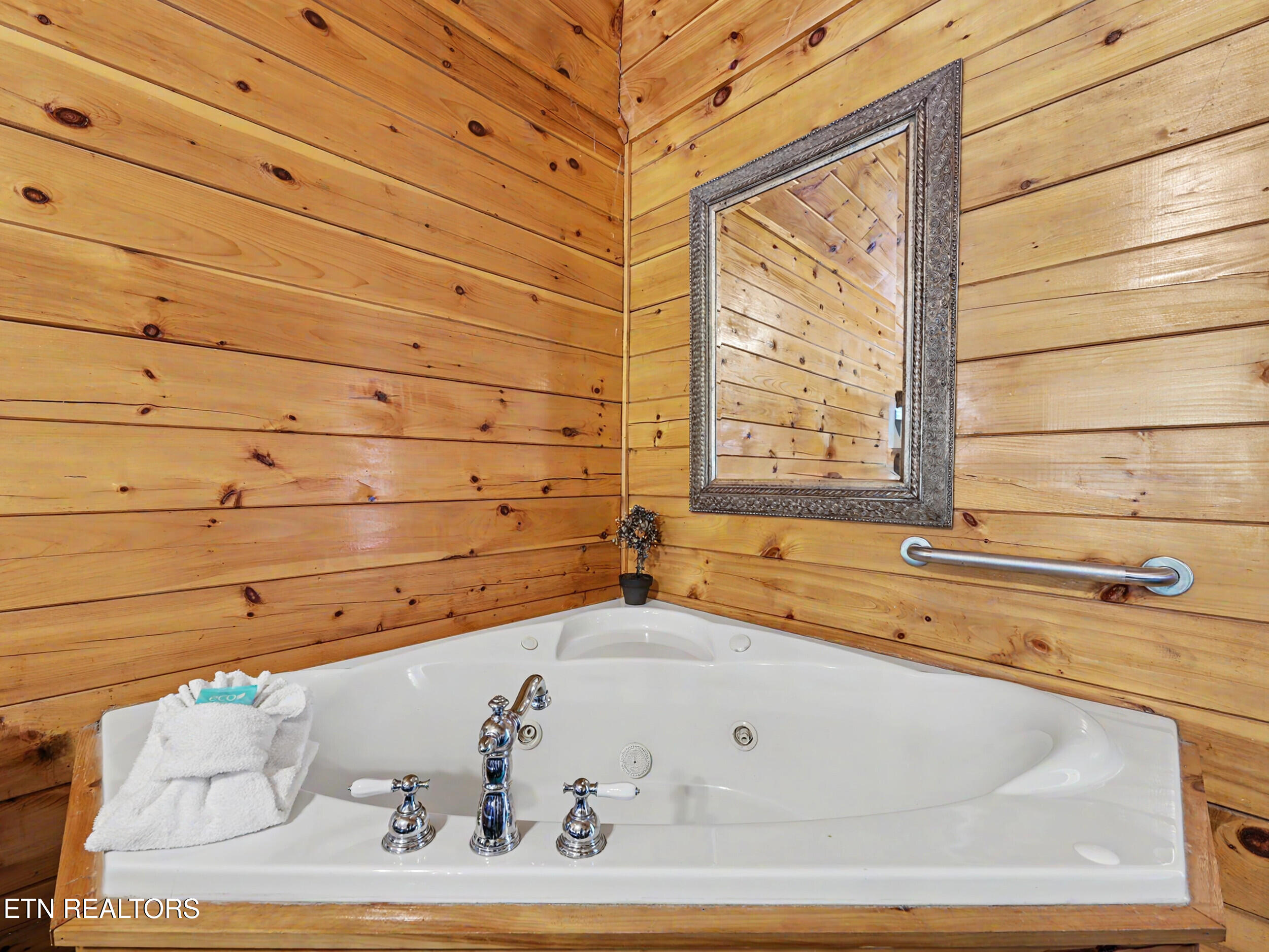 1629 Little Cabin Loop Pigeon Forge TN 37862