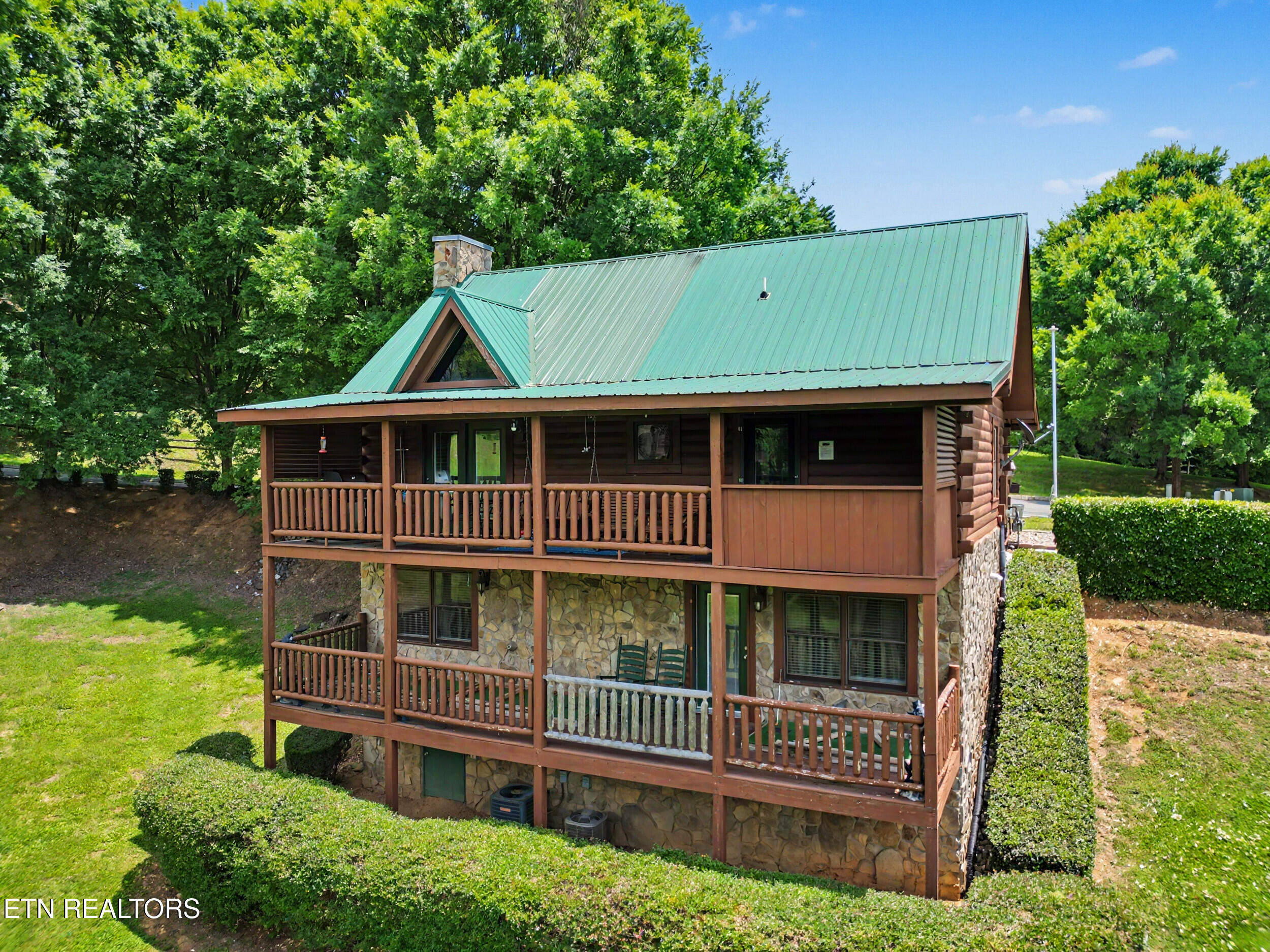 1629 Little Cabin Loop Pigeon Forge TN 37862