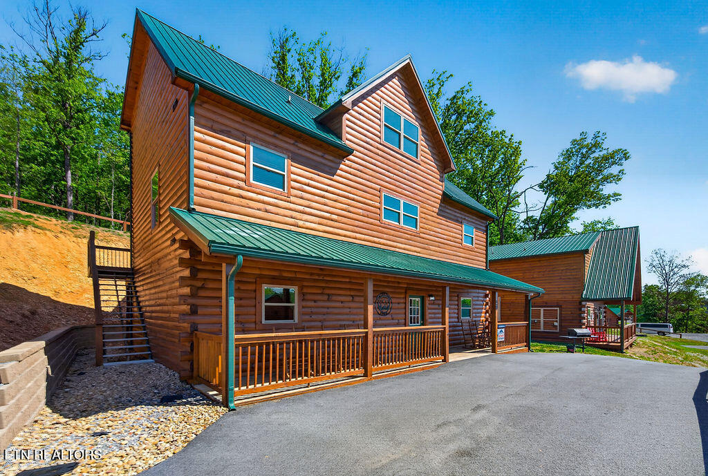 826 String Run Way Pigeon Forge TN 37863