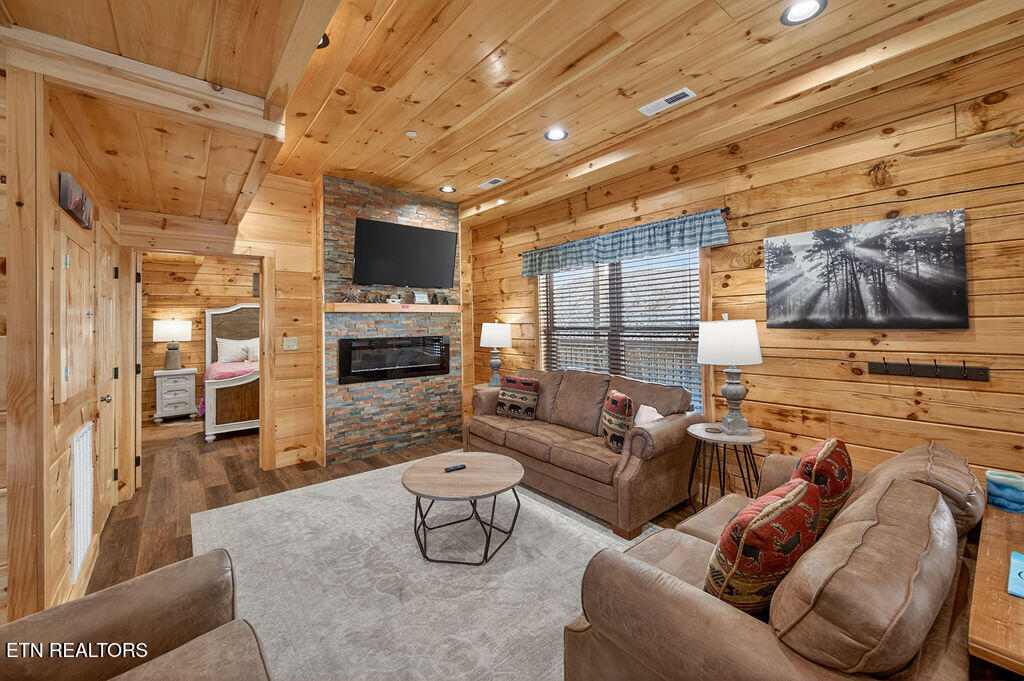 826 String Run Way Pigeon Forge TN 37863