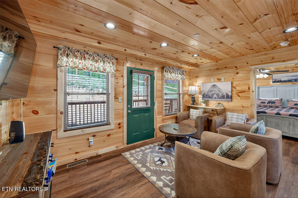 826 String Run Way Pigeon Forge TN 37863
