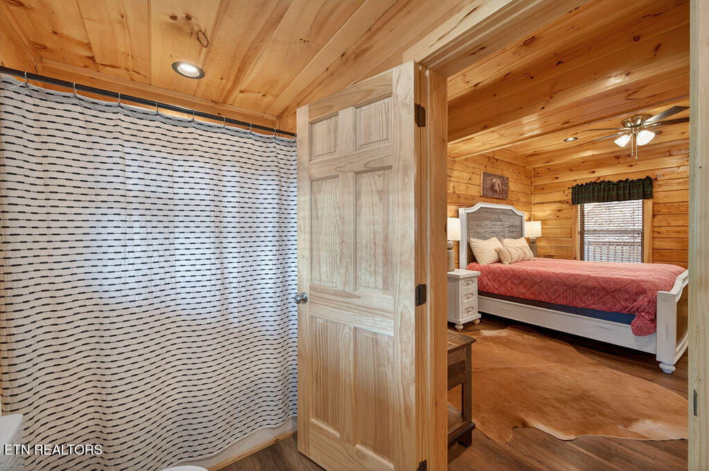 826 String Run Way Pigeon Forge TN 37863