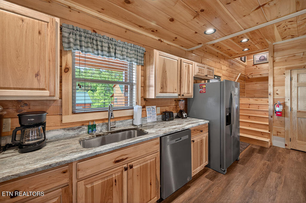 826 String Run Way Pigeon Forge TN 37863