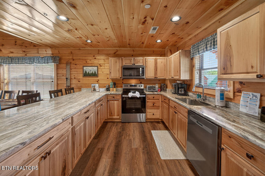 826 String Run Way Pigeon Forge TN 37863