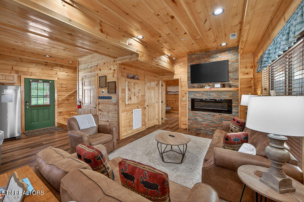 826 String Run Way Pigeon Forge TN 37863