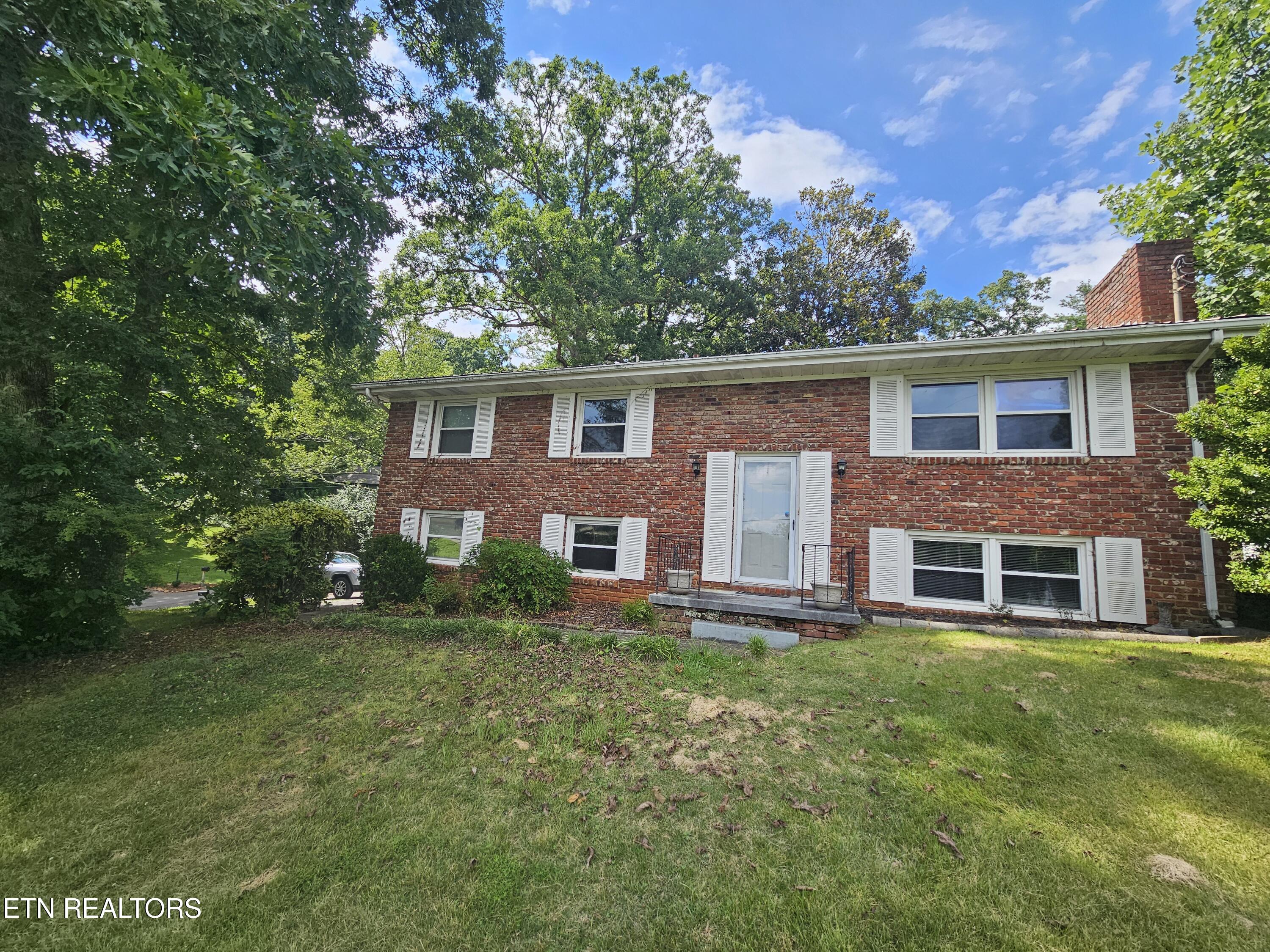 1725 S Forest Drive Knoxville TN 37920