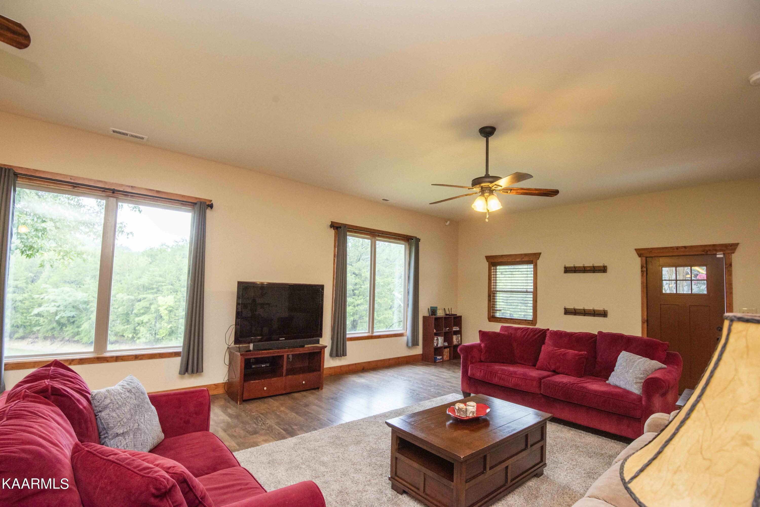 2499 Jim Henry Road Dandridge TN 37725