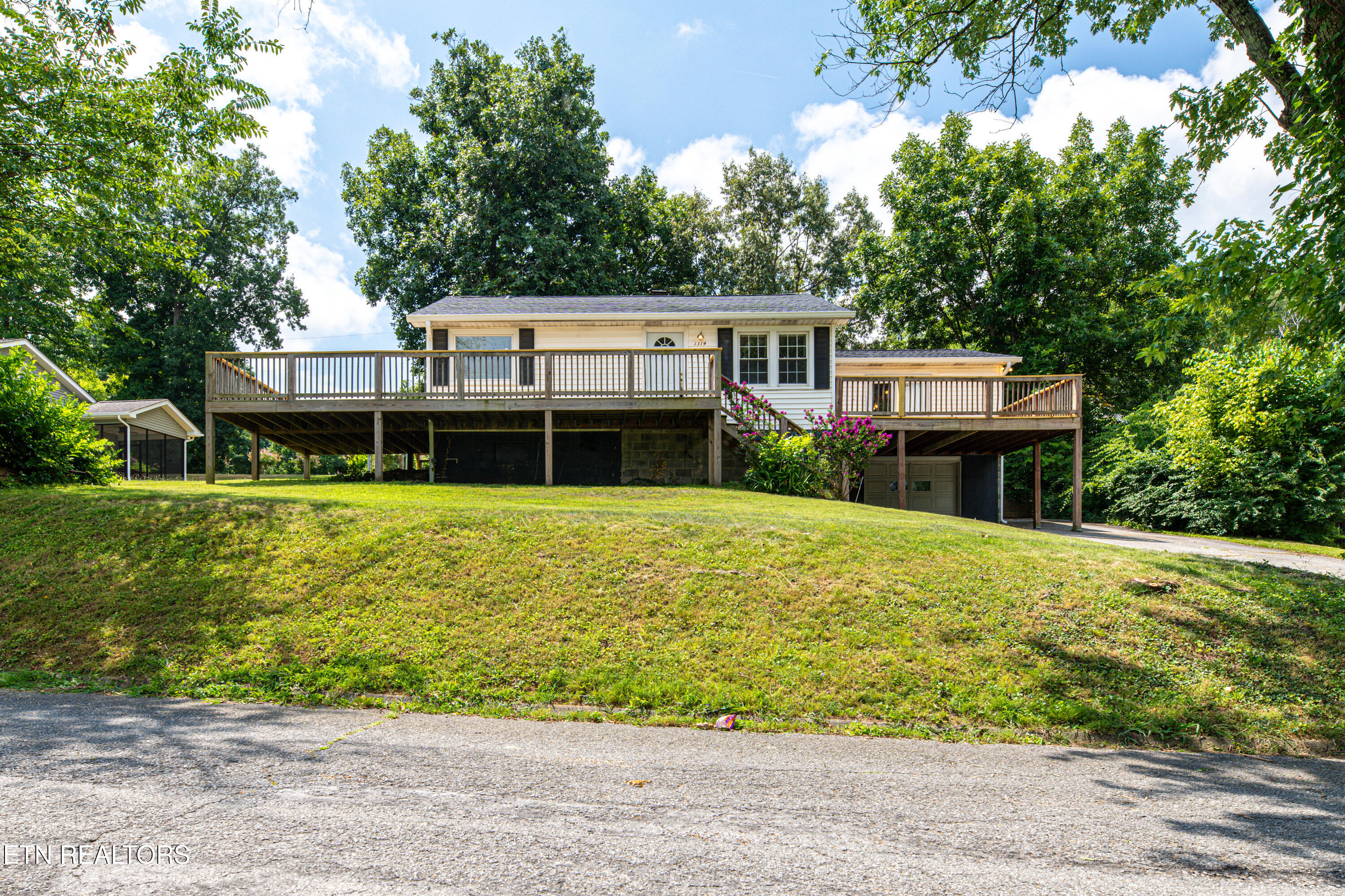 1314 Goldleaf Street Maryville TN 37801